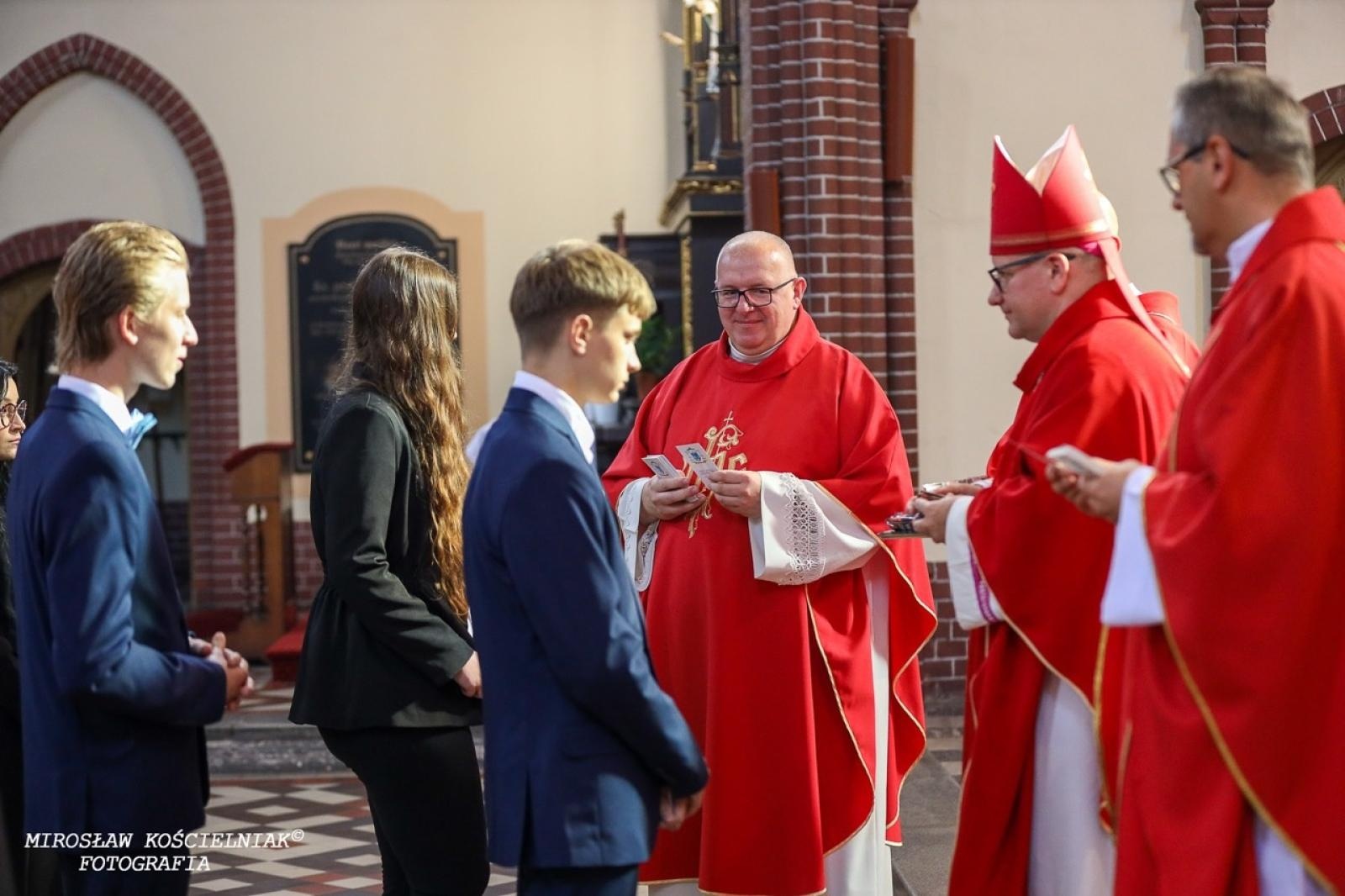 Zdjęcie w galerii na portalu naszraciborz.pl: Bierzmowania w Raciborzu. Uroczystości z udziałem biskupa Waldemara Musioła wiadomości z regionu