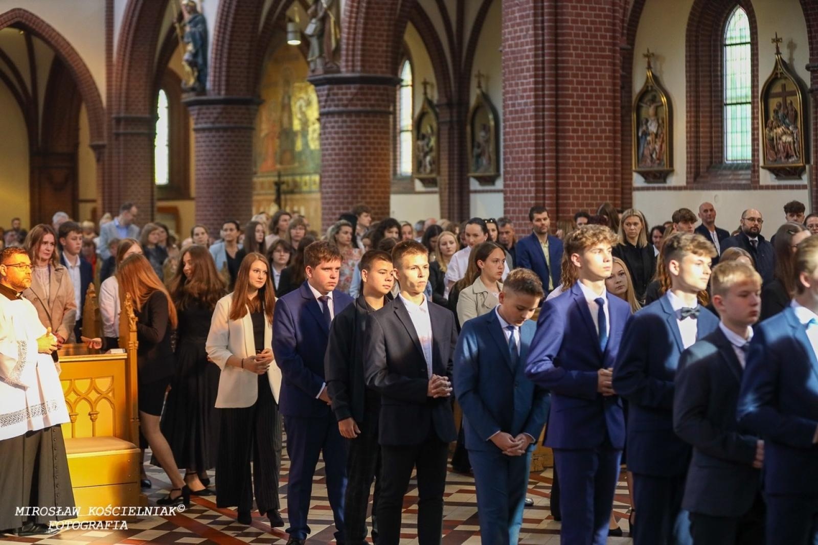 Zdjęcie w galerii na portalu naszraciborz.pl: Bierzmowania w Raciborzu. Uroczystości z udziałem biskupa Waldemara Musioła wiadomości z regionu