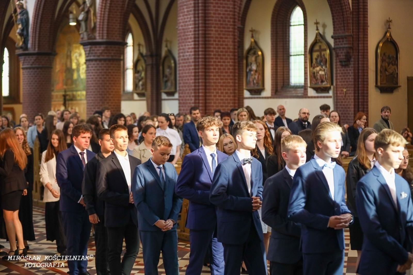 Zdjęcie w galerii na portalu naszraciborz.pl: Bierzmowania w Raciborzu. Uroczystości z udziałem biskupa Waldemara Musioła wiadomości z regionu