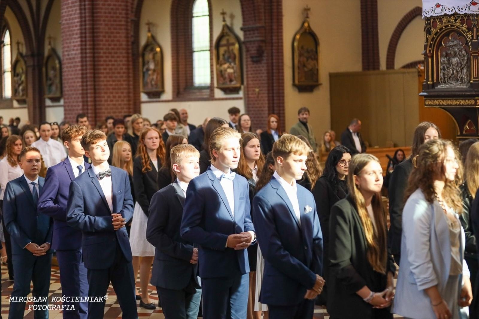 Zdjęcie w galerii na portalu naszraciborz.pl: Bierzmowania w Raciborzu. Uroczystości z udziałem biskupa Waldemara Musioła wiadomości z regionu