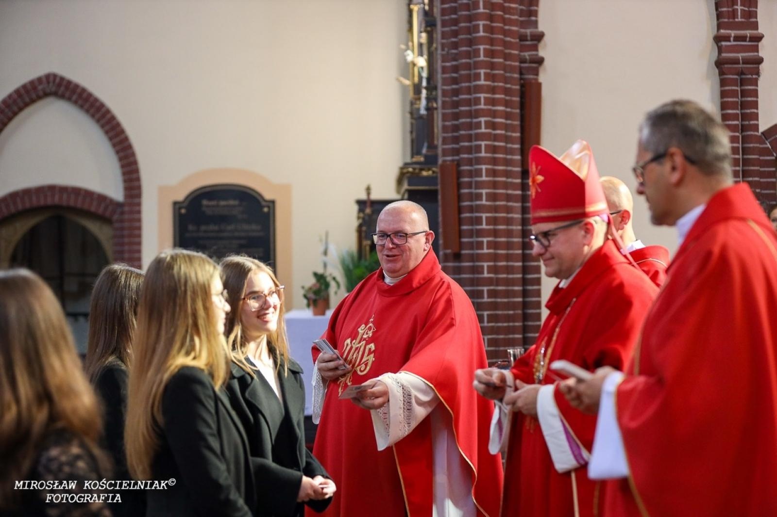 Zdjęcie w galerii na portalu naszraciborz.pl: Bierzmowania w Raciborzu. Uroczystości z udziałem biskupa Waldemara Musioła wiadomości z regionu