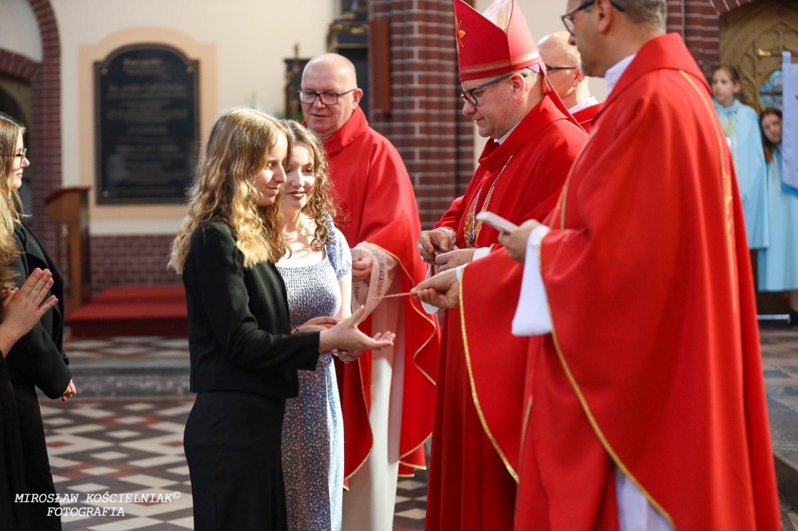 Zdjęcie w galerii na portalu naszraciborz.pl: Bierzmowania w Raciborzu. Uroczystości z udziałem biskupa Waldemara Musioła wiadomości z regionu