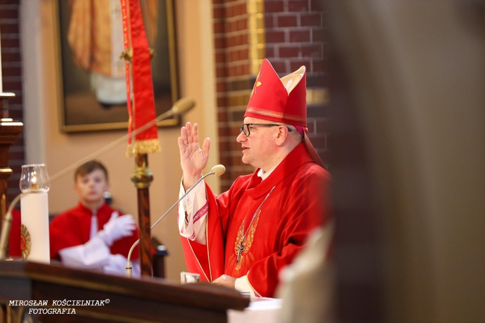 Zdjęcie w galerii na portalu naszraciborz.pl: Bierzmowania w Raciborzu. Uroczystości z udziałem biskupa Waldemara Musioła wiadomości z regionu
