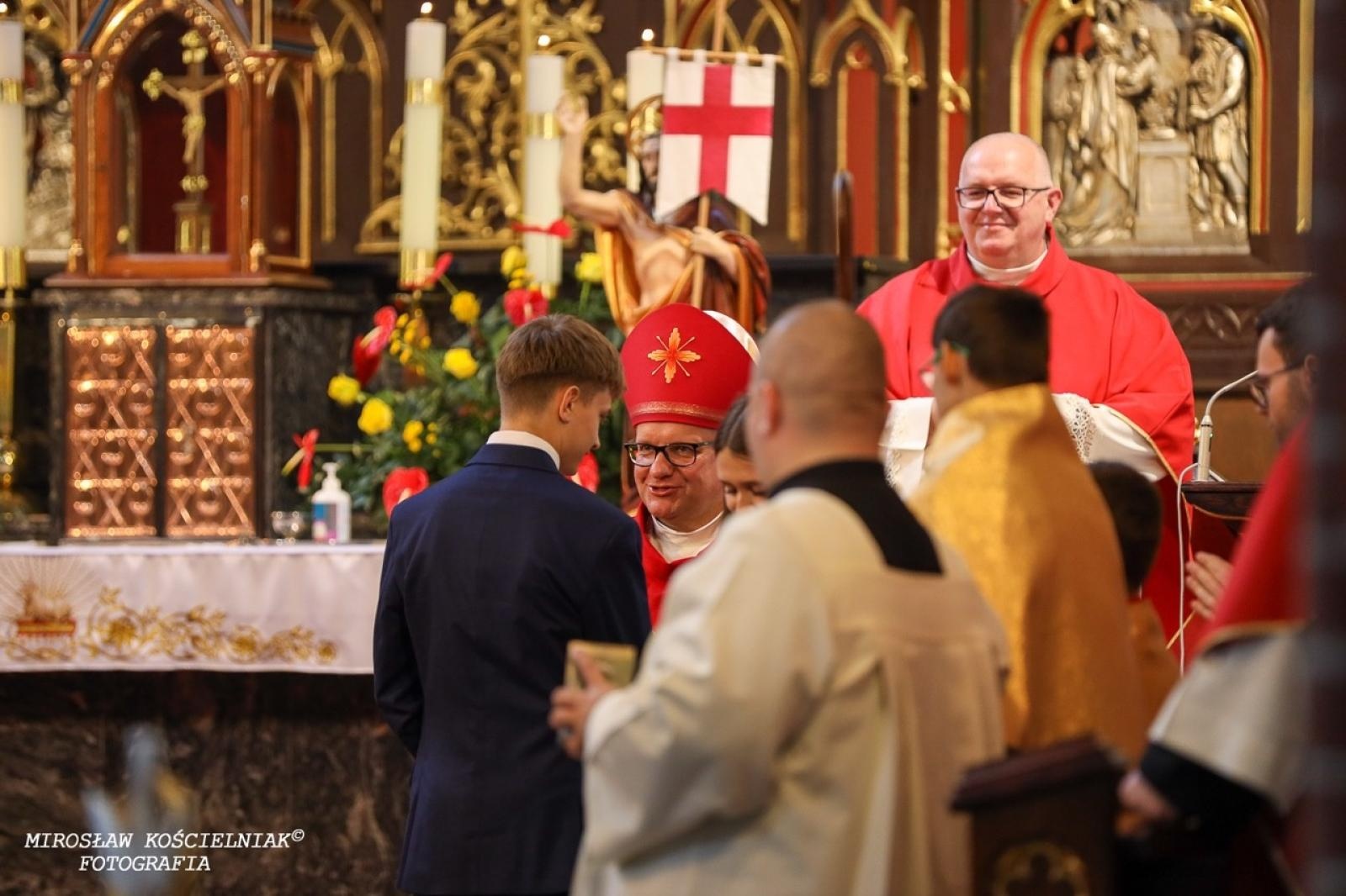 Zdjęcie w galerii na portalu naszraciborz.pl: Bierzmowania w Raciborzu. Uroczystości z udziałem biskupa Waldemara Musioła wiadomości z regionu