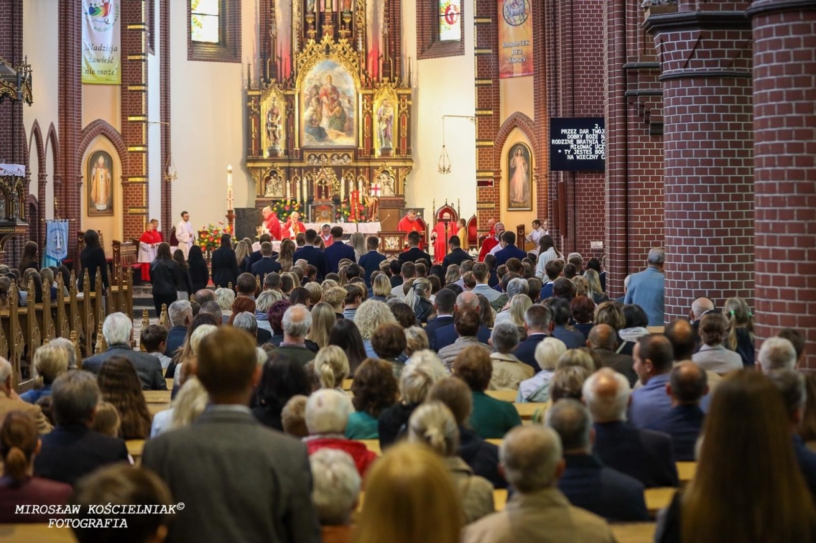 Zdjęcie w galerii na portalu naszraciborz.pl: Bierzmowania w Raciborzu. Uroczystości z udziałem biskupa Waldemara Musioła wiadomości z regionu
