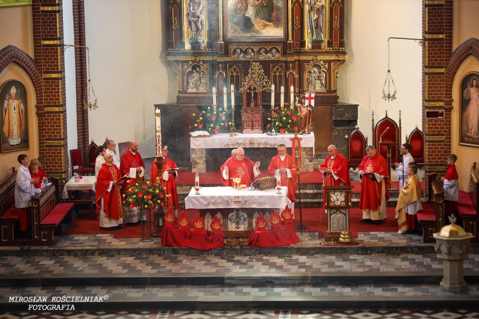 Zdjęcie w galerii na portalu naszraciborz.pl: Bierzmowania w Raciborzu. Uroczystości z udziałem biskupa Waldemara Musioła wiadomości z regionu