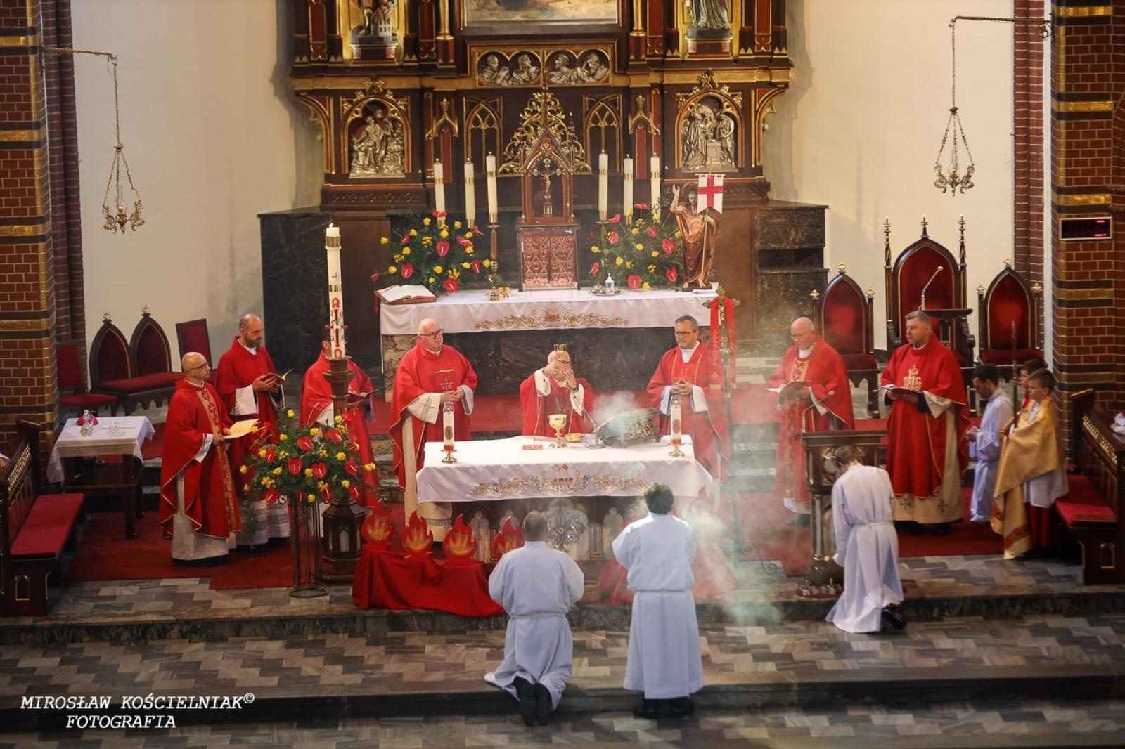 Zdjęcie w galerii na portalu naszraciborz.pl: Bierzmowania w Raciborzu. Uroczystości z udziałem biskupa Waldemara Musioła wiadomości z regionu