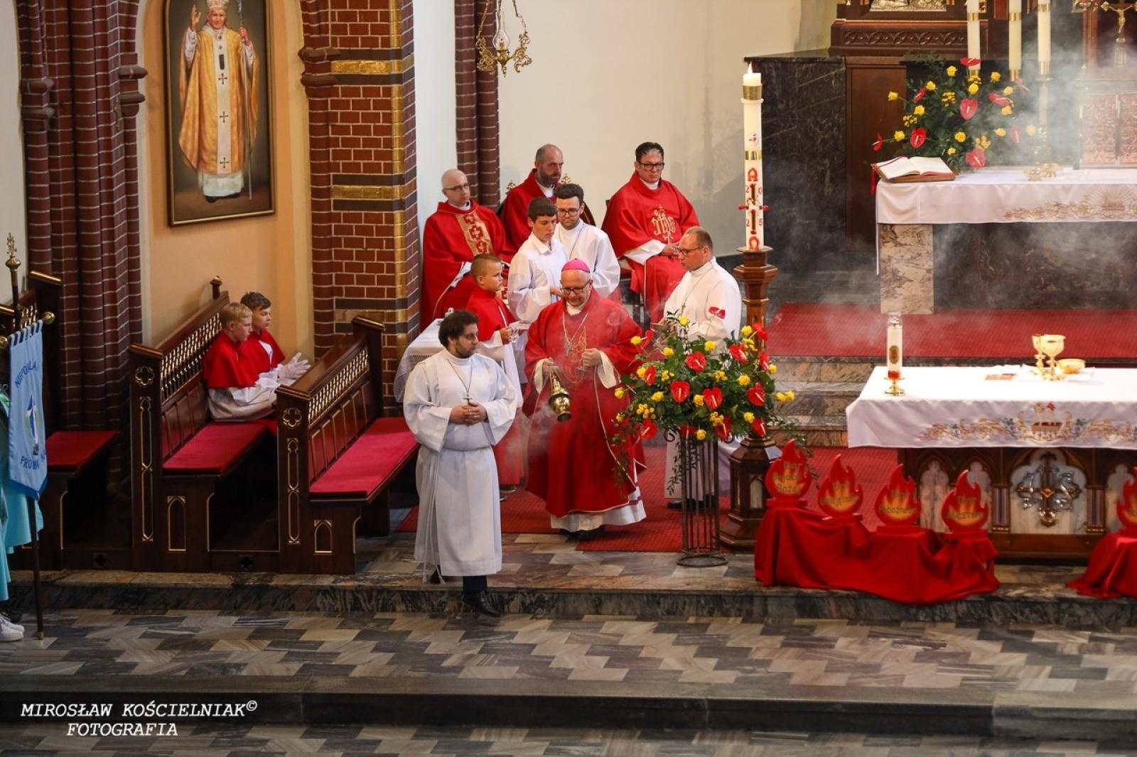 Zdjęcie w galerii na portalu naszraciborz.pl: Bierzmowania w Raciborzu. Uroczystości z udziałem biskupa Waldemara Musioła wiadomości z regionu