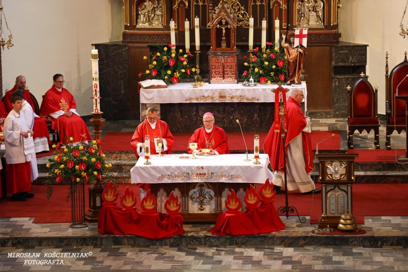 Zdjęcie w galerii na portalu naszraciborz.pl: Bierzmowania w Raciborzu. Uroczystości z udziałem biskupa Waldemara Musioła wiadomości z regionu