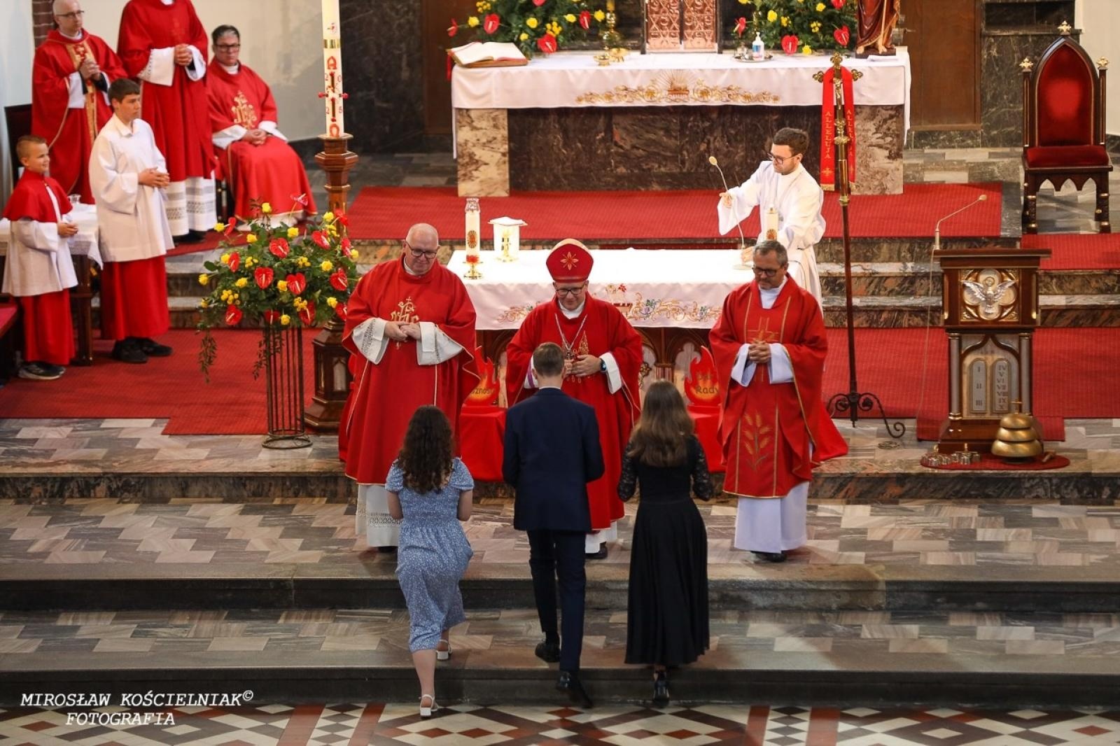 Zdjęcie w galerii na portalu naszraciborz.pl: Bierzmowania w Raciborzu. Uroczystości z udziałem biskupa Waldemara Musioła wiadomości z regionu