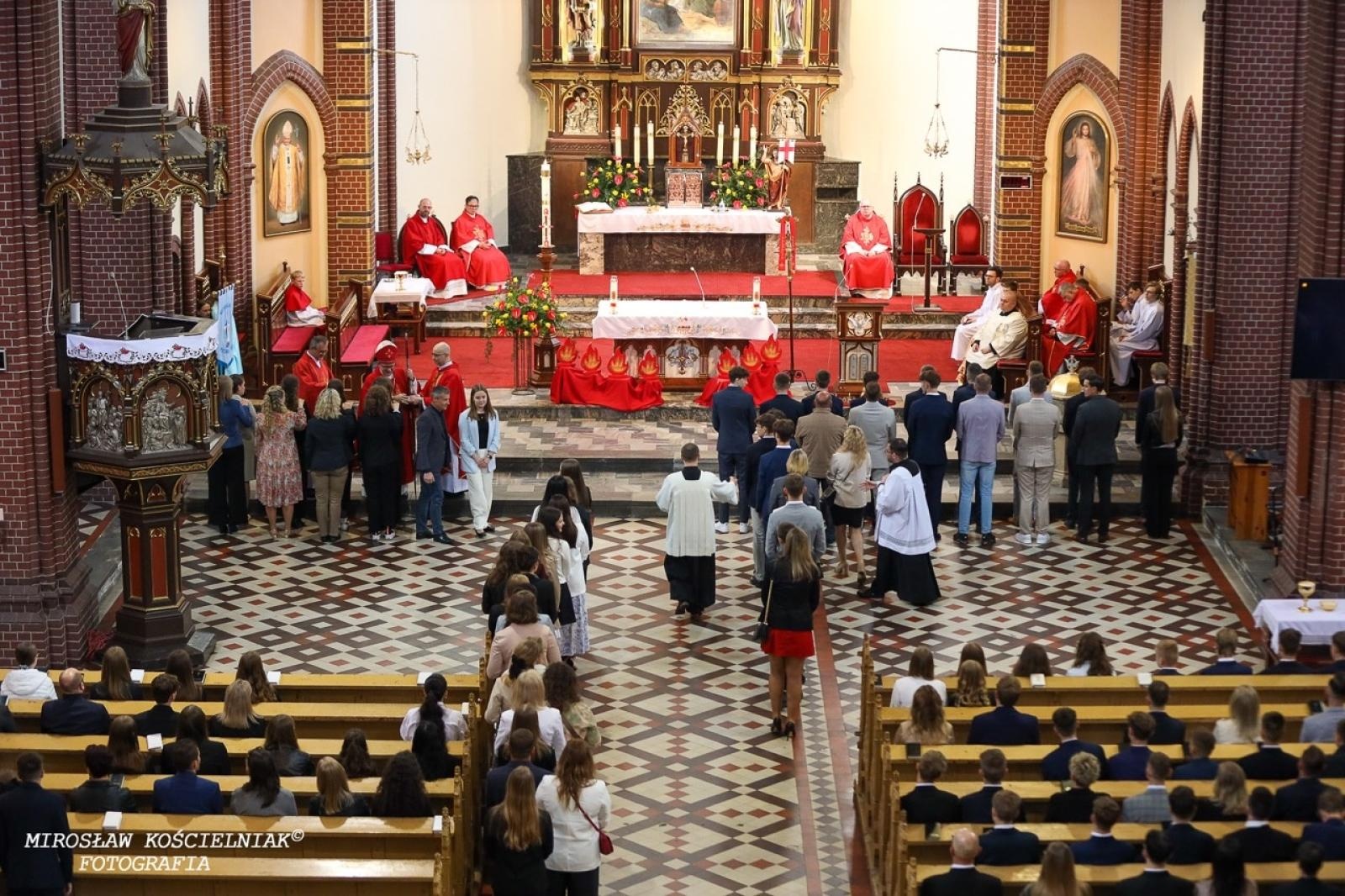 Zdjęcie w galerii na portalu naszraciborz.pl: Bierzmowania w Raciborzu. Uroczystości z udziałem biskupa Waldemara Musioła wiadomości z regionu