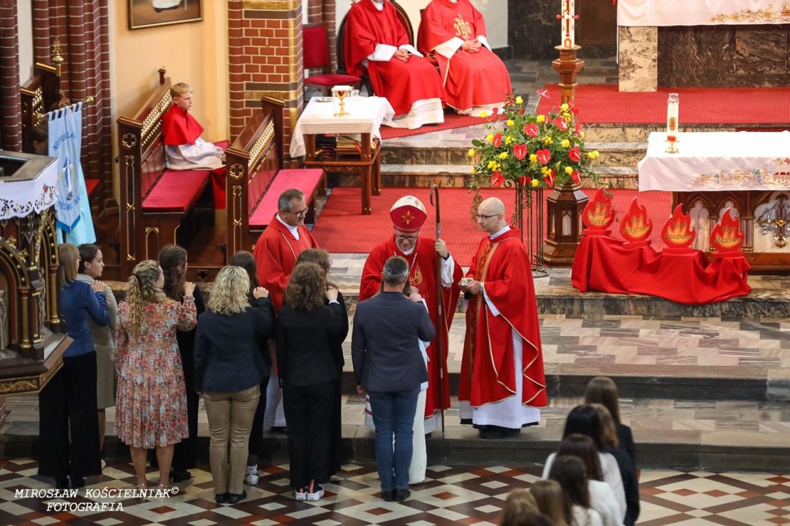 Zdjęcie w galerii na portalu naszraciborz.pl: Bierzmowania w Raciborzu. Uroczystości z udziałem biskupa Waldemara Musioła wiadomości z regionu