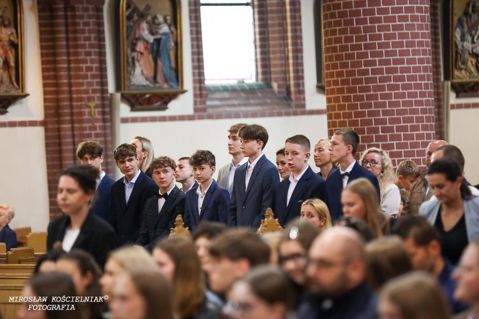 Zdjęcie w galerii na portalu naszraciborz.pl: Bierzmowania w Raciborzu. Uroczystości z udziałem biskupa Waldemara Musioła wiadomości z regionu