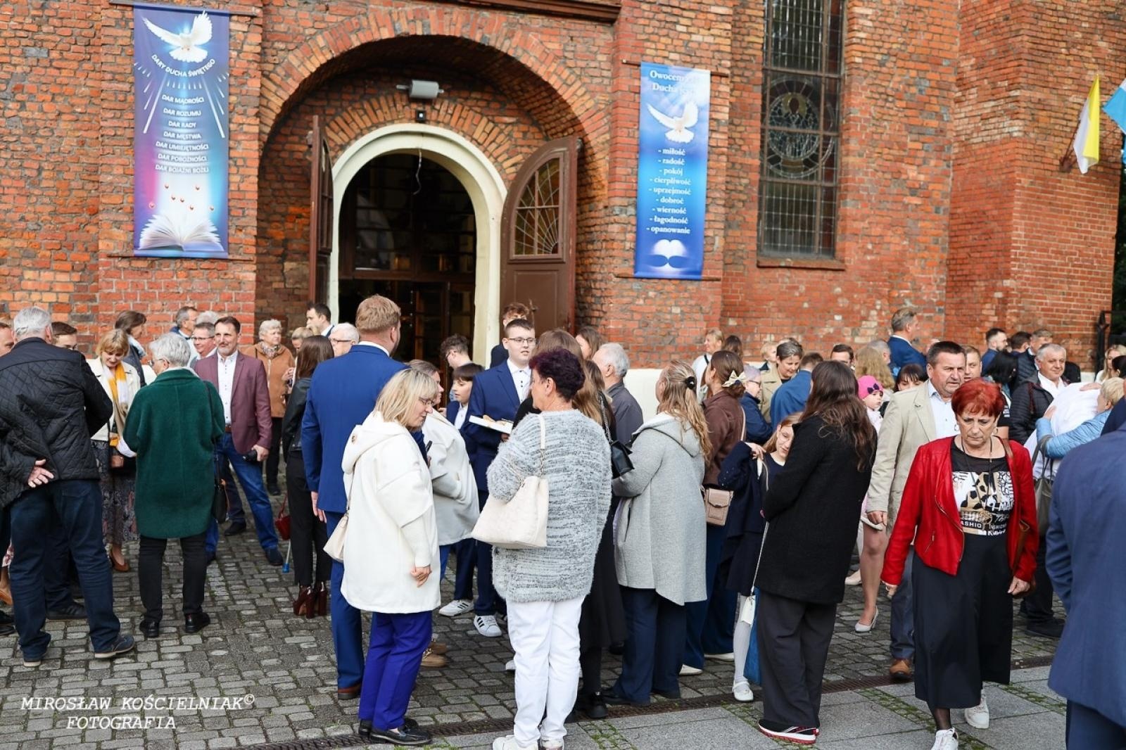 Zdjęcie w galerii na portalu naszraciborz.pl: Bierzmowania w Raciborzu. Uroczystości z udziałem biskupa Waldemara Musioła wiadomości z regionu