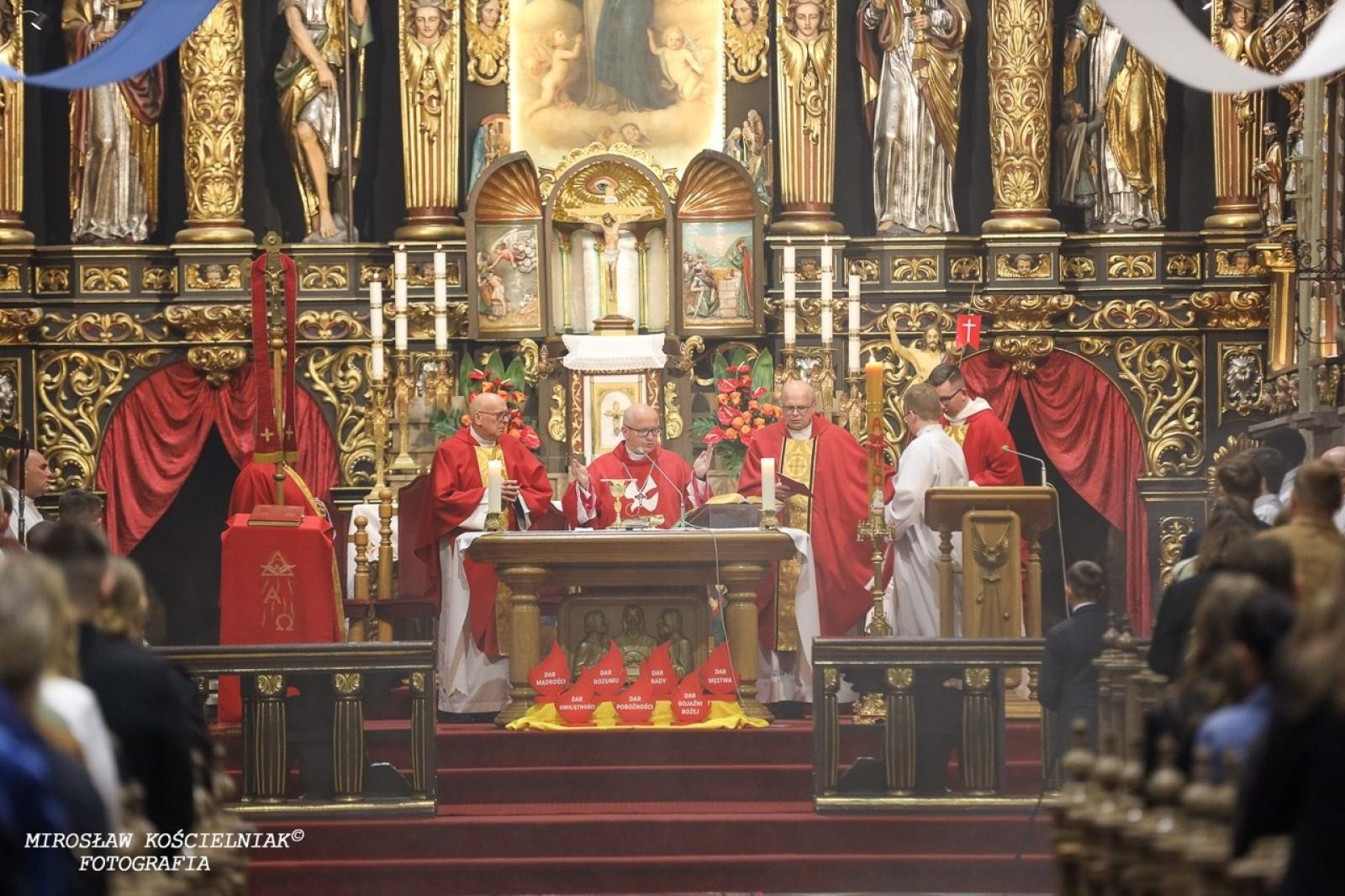 Zdjęcie w galerii na portalu naszraciborz.pl: Bierzmowania w Raciborzu. Uroczystości z udziałem biskupa Waldemara Musioła wiadomości z regionu