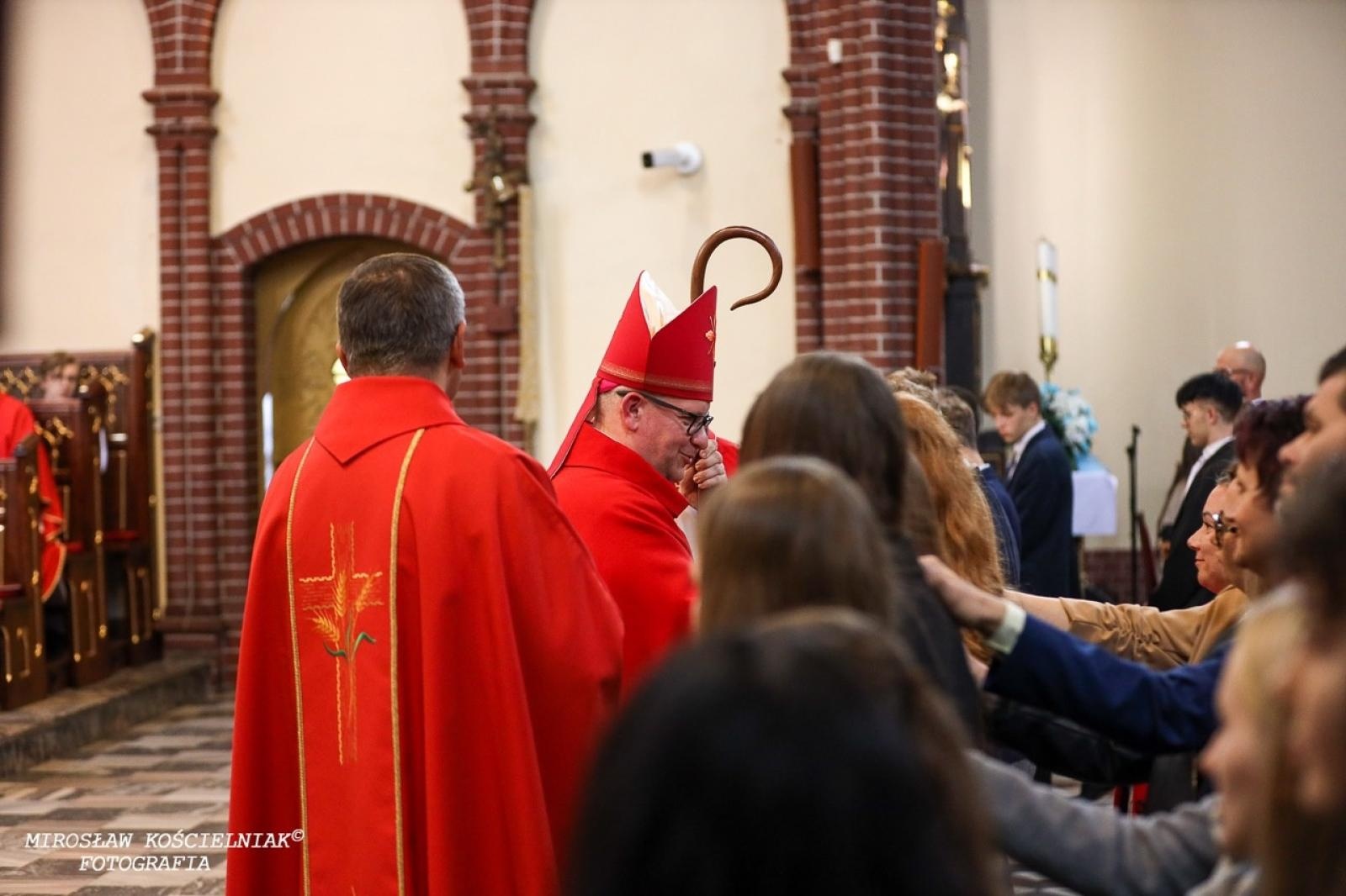 Zdjęcie w galerii na portalu naszraciborz.pl: Bierzmowania w Raciborzu. Uroczystości z udziałem biskupa Waldemara Musioła wiadomości z regionu