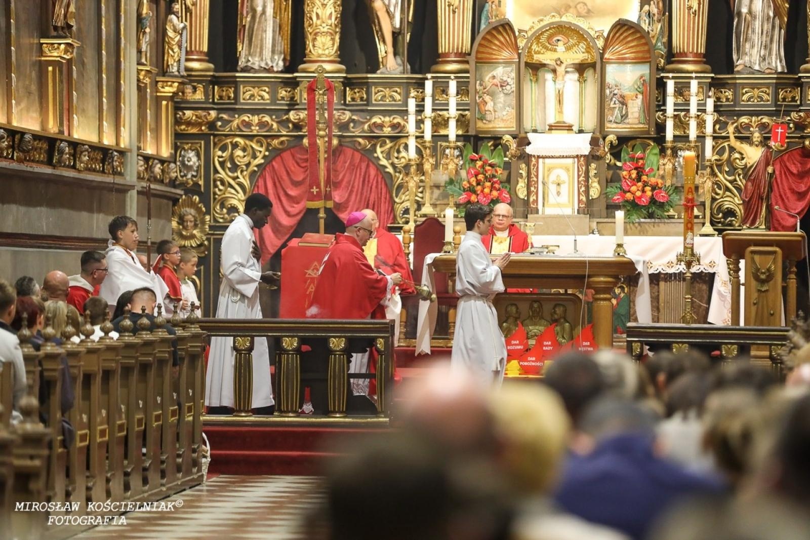 Zdjęcie w galerii na portalu naszraciborz.pl: Bierzmowania w Raciborzu. Uroczystości z udziałem biskupa Waldemara Musioła wiadomości z regionu