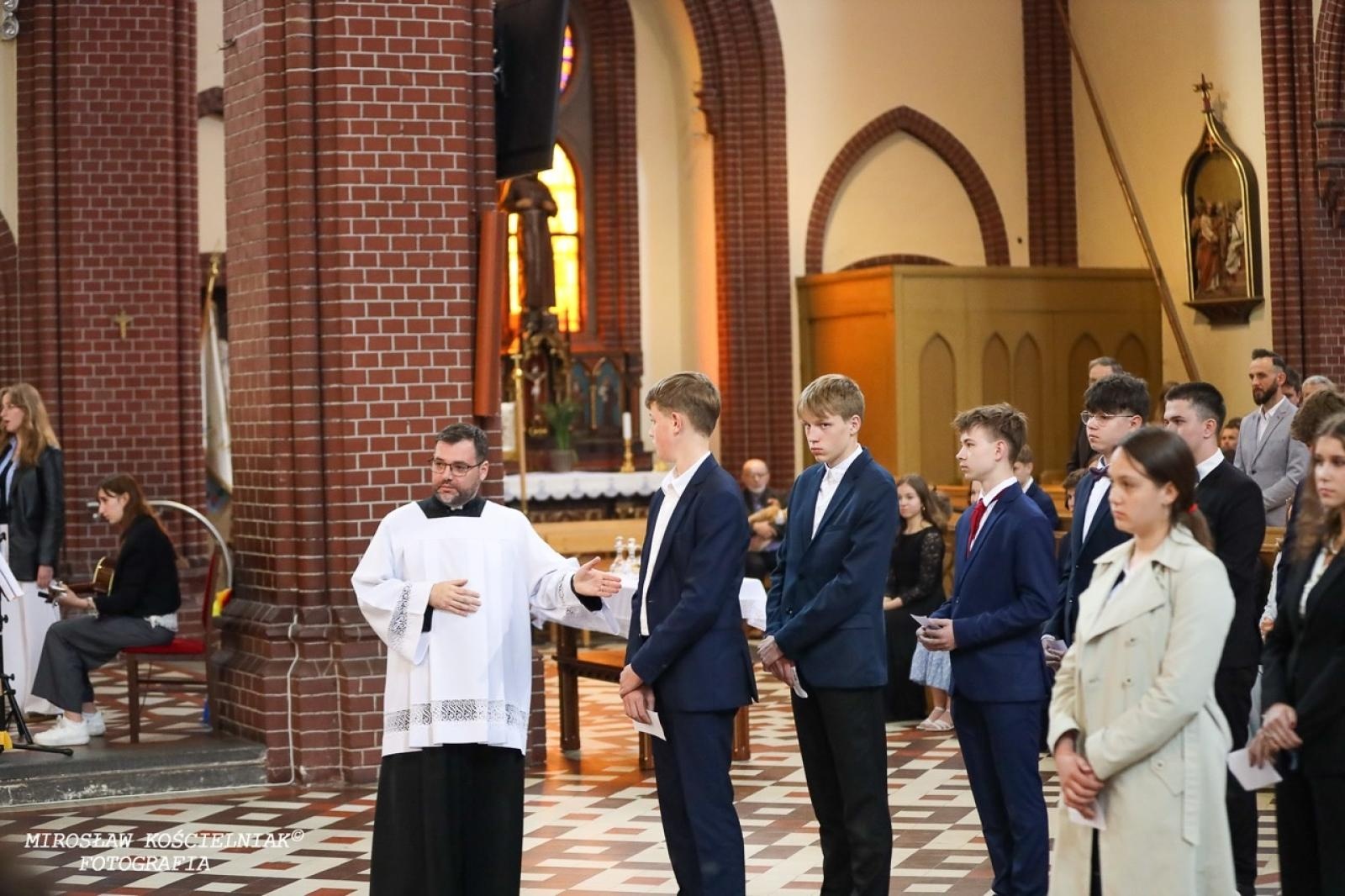 Zdjęcie w galerii na portalu naszraciborz.pl: Bierzmowania w Raciborzu. Uroczystości z udziałem biskupa Waldemara Musioła wiadomości z regionu