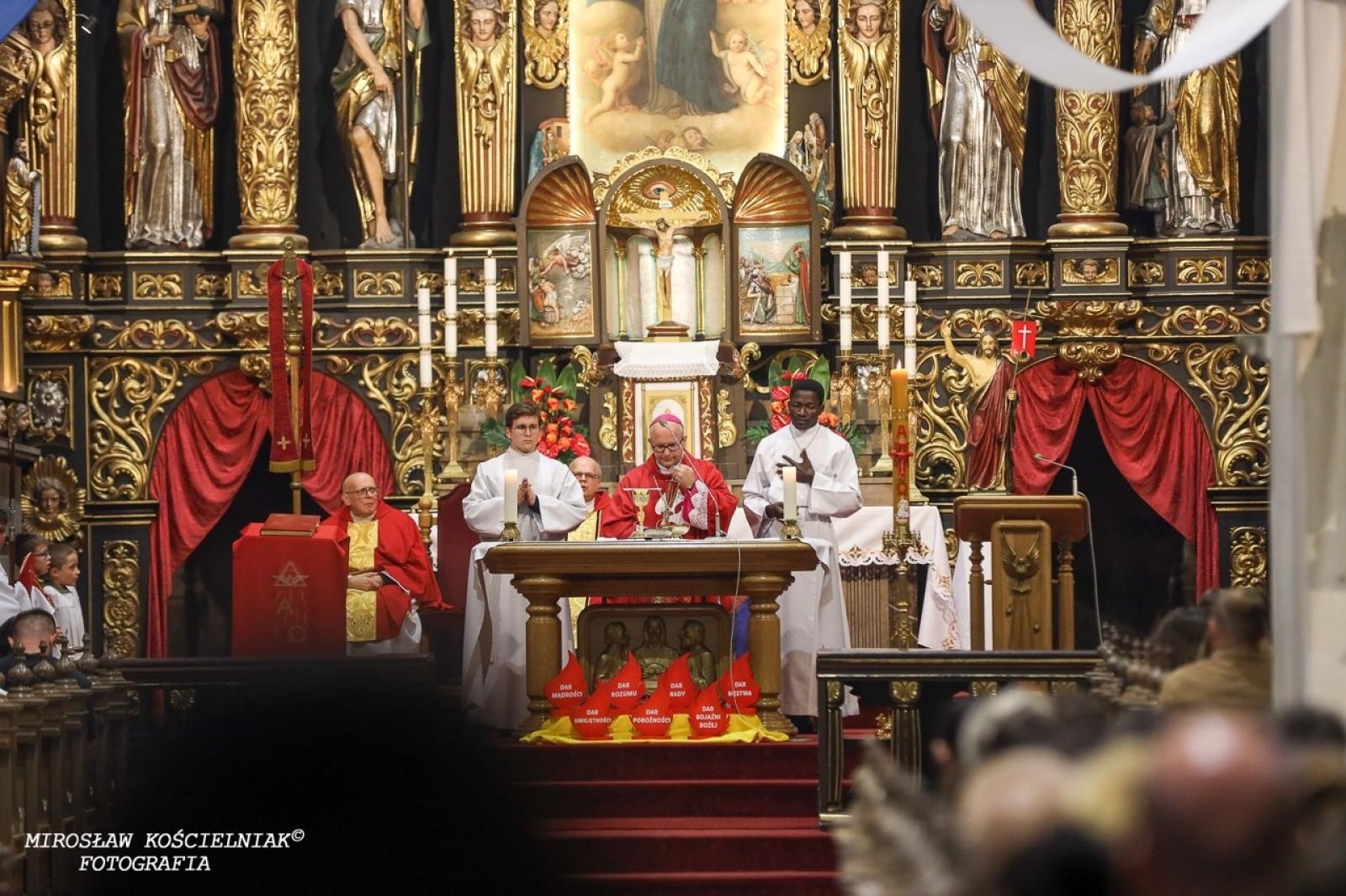 Zdjęcie w galerii na portalu naszraciborz.pl: Bierzmowania w Raciborzu. Uroczystości z udziałem biskupa Waldemara Musioła wiadomości z regionu