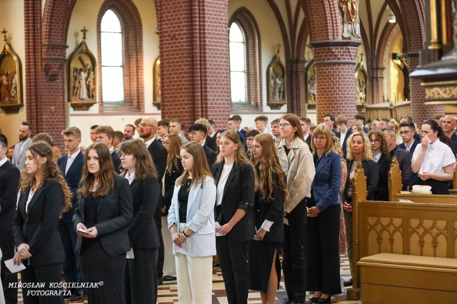 Zdjęcie w galerii na portalu naszraciborz.pl: Bierzmowania w Raciborzu. Uroczystości z udziałem biskupa Waldemara Musioła wiadomości z regionu