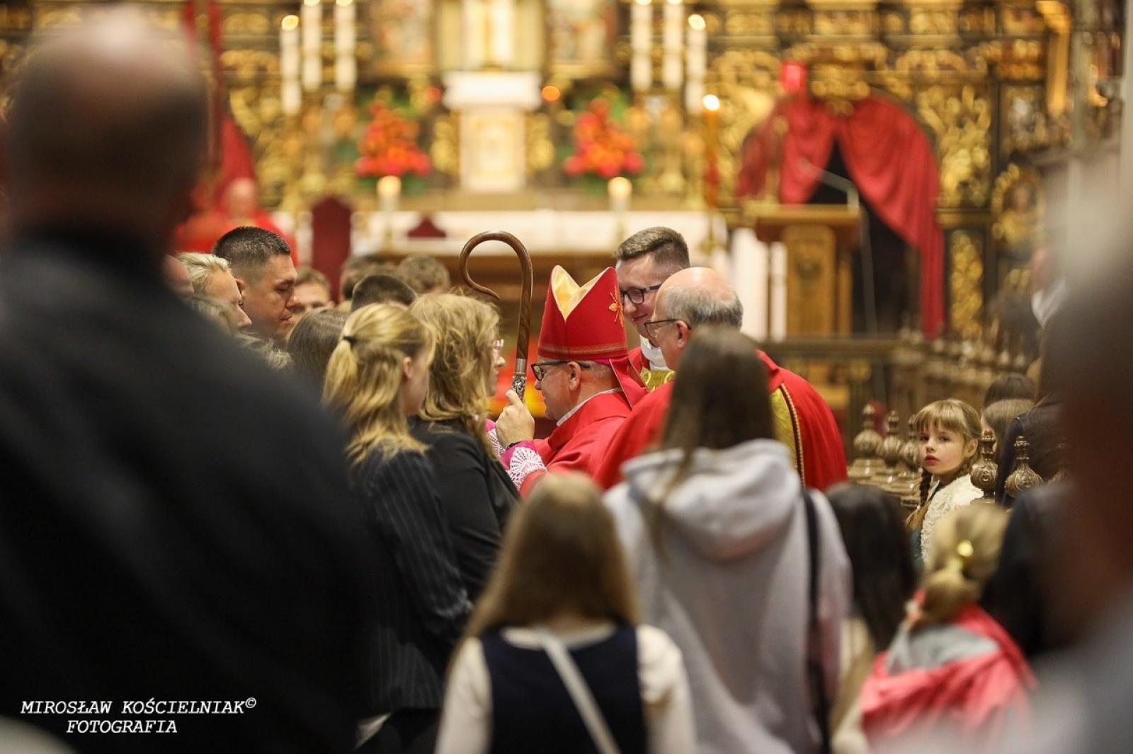 Zdjęcie w galerii na portalu naszraciborz.pl: Bierzmowania w Raciborzu. Uroczystości z udziałem biskupa Waldemara Musioła wiadomości z regionu