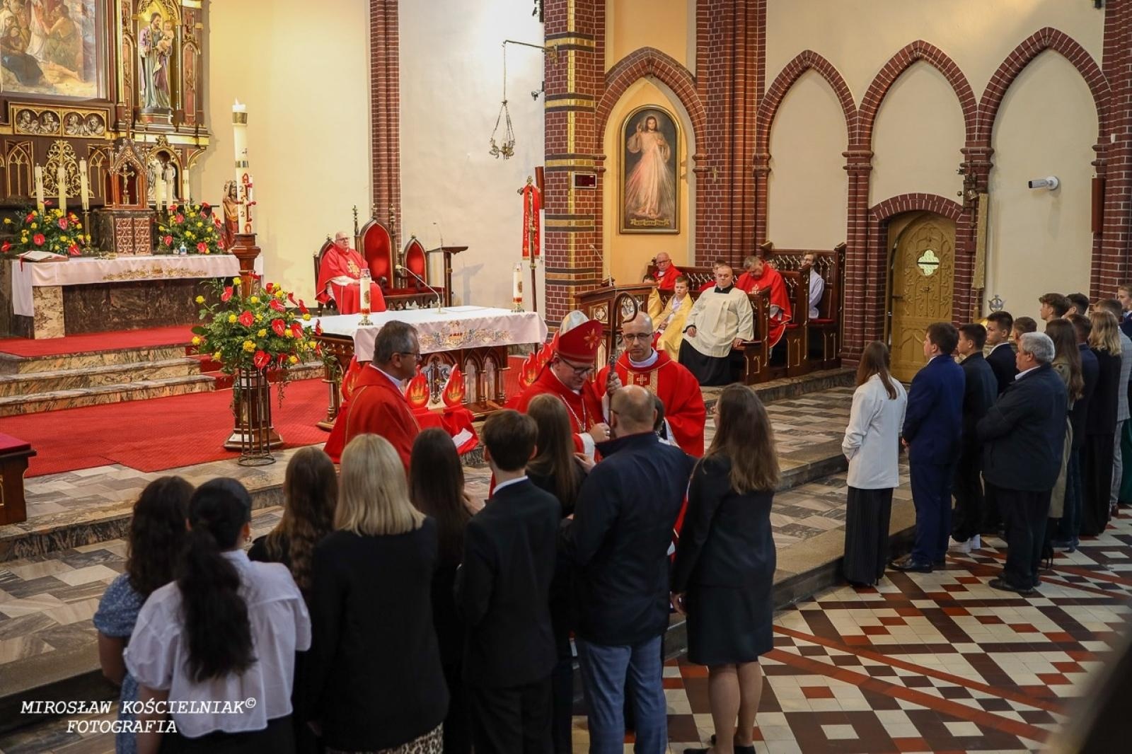 Zdjęcie w galerii na portalu naszraciborz.pl: Bierzmowania w Raciborzu. Uroczystości z udziałem biskupa Waldemara Musioła wiadomości z regionu