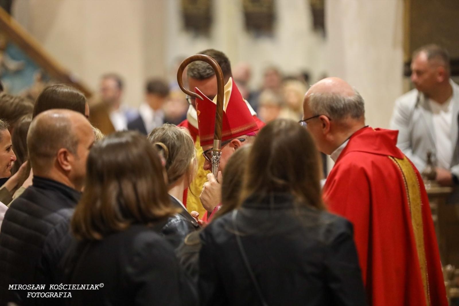 Zdjęcie w galerii na portalu naszraciborz.pl: Bierzmowania w Raciborzu. Uroczystości z udziałem biskupa Waldemara Musioła wiadomości z regionu