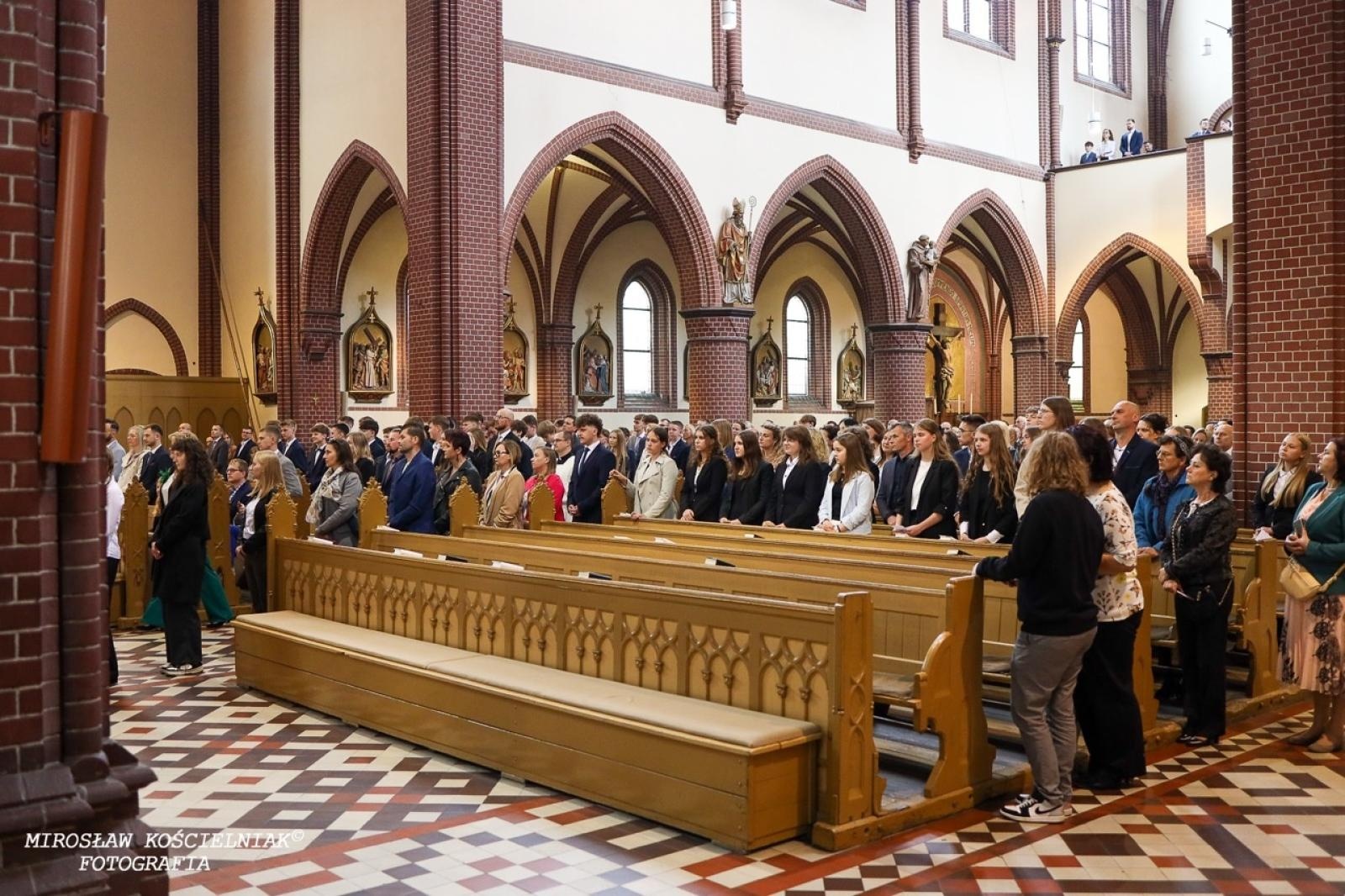 Zdjęcie w galerii na portalu naszraciborz.pl: Bierzmowania w Raciborzu. Uroczystości z udziałem biskupa Waldemara Musioła wiadomości z regionu