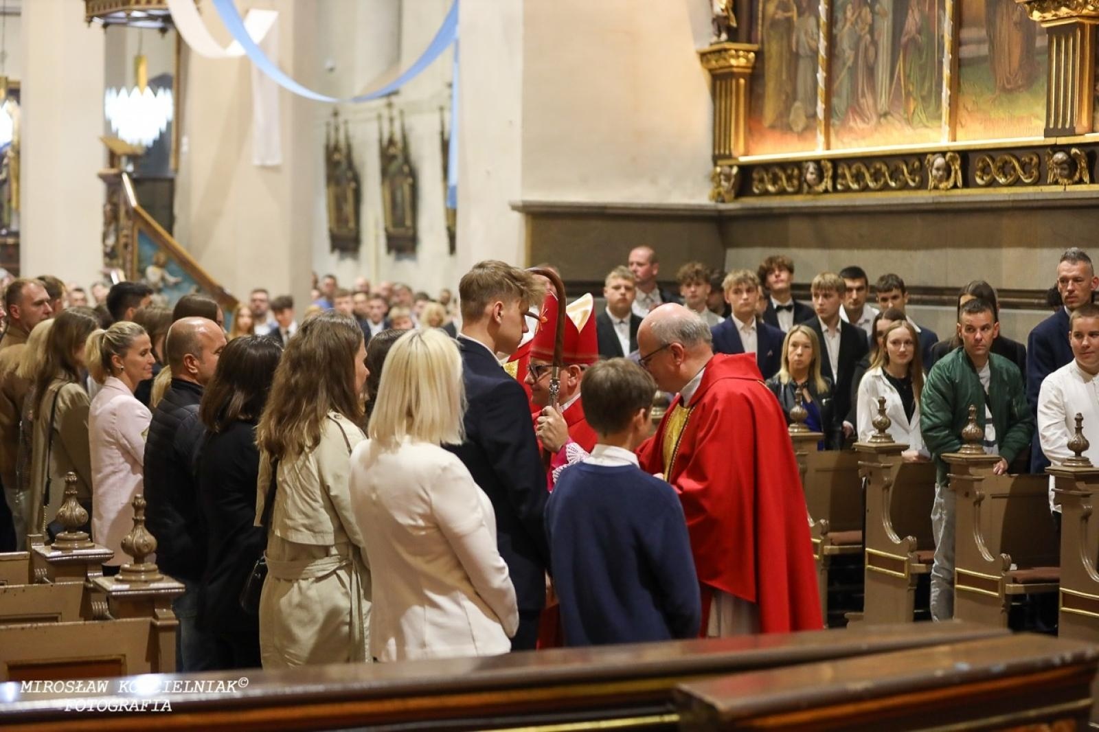 Zdjęcie w galerii na portalu naszraciborz.pl: Bierzmowania w Raciborzu. Uroczystości z udziałem biskupa Waldemara Musioła wiadomości z regionu
