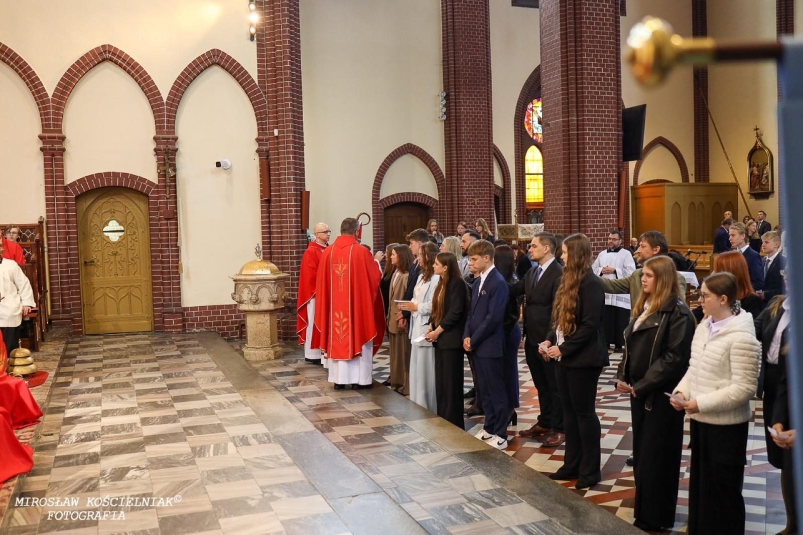 Zdjęcie w galerii na portalu naszraciborz.pl: Bierzmowania w Raciborzu. Uroczystości z udziałem biskupa Waldemara Musioła wiadomości z regionu