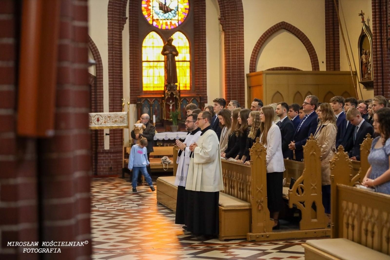 Zdjęcie w galerii na portalu naszraciborz.pl: Bierzmowania w Raciborzu. Uroczystości z udziałem biskupa Waldemara Musioła wiadomości z regionu