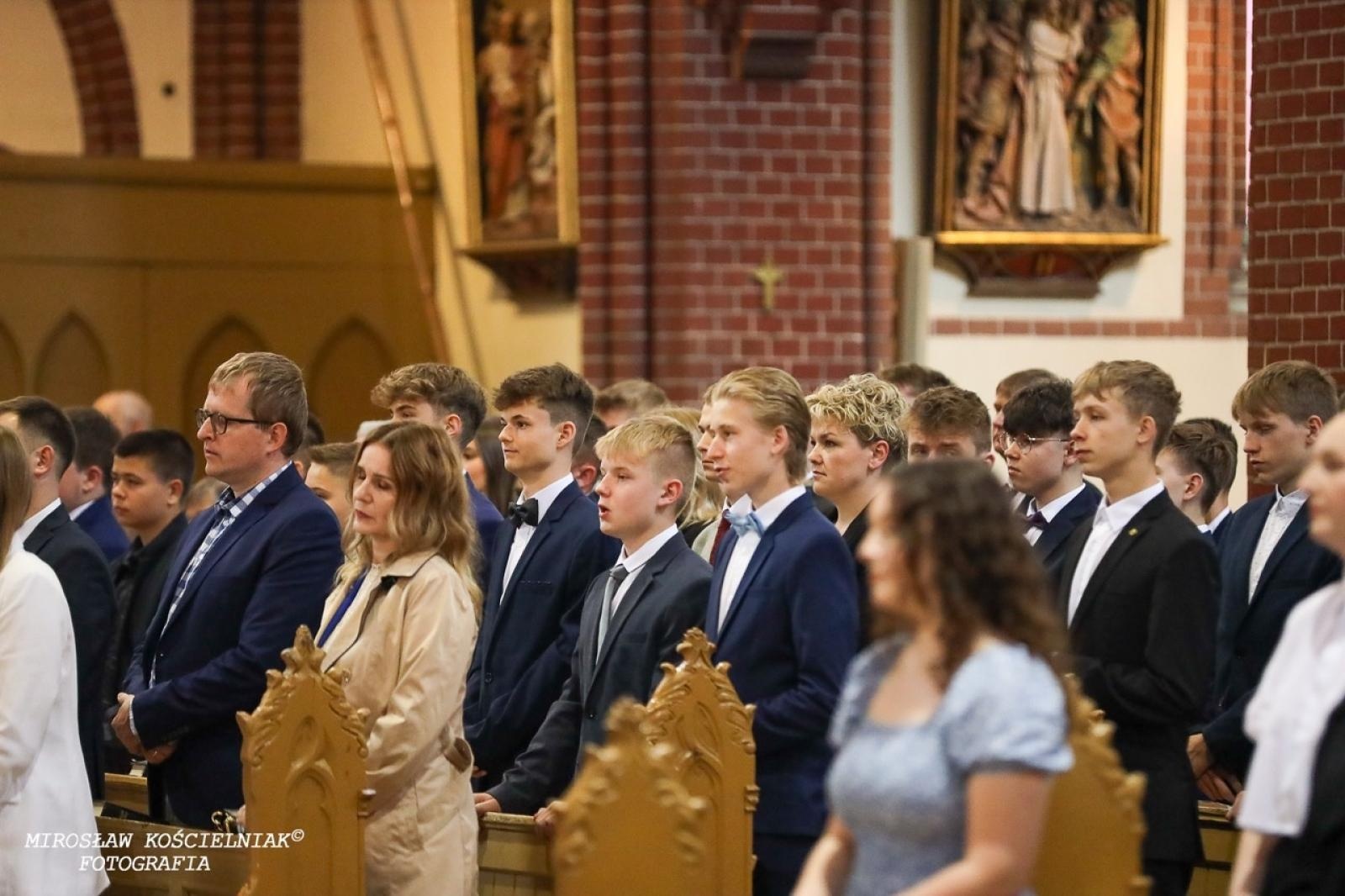 Zdjęcie w galerii na portalu naszraciborz.pl: Bierzmowania w Raciborzu. Uroczystości z udziałem biskupa Waldemara Musioła wiadomości z regionu