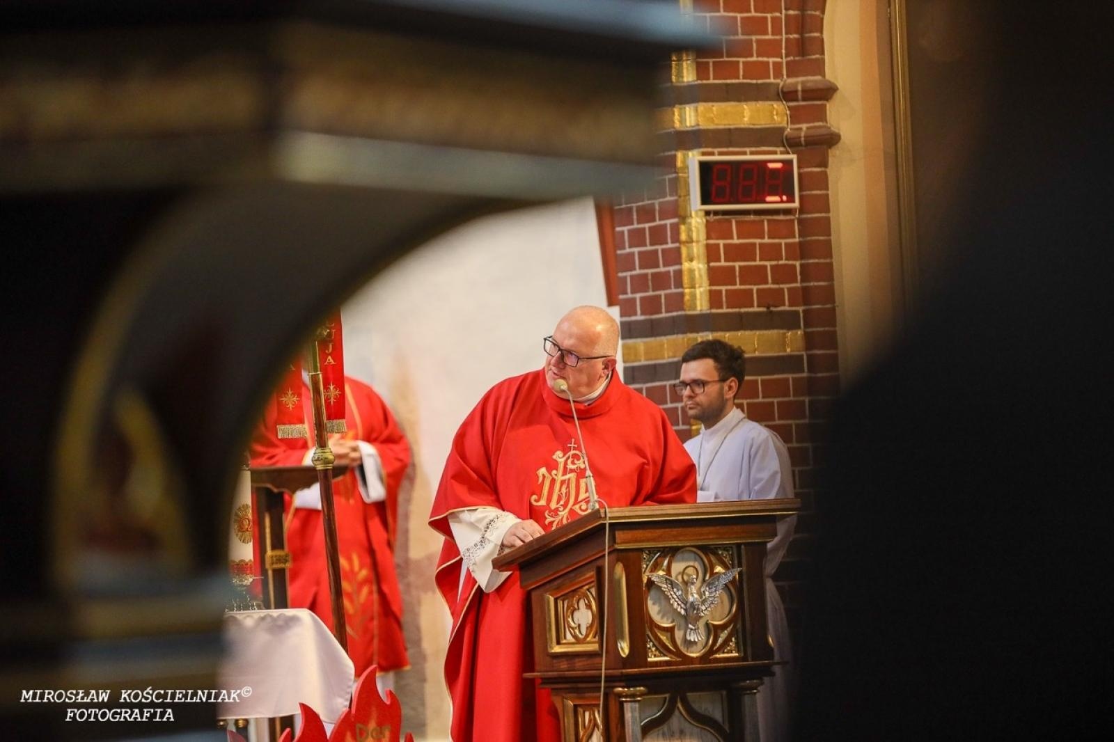 Zdjęcie w galerii na portalu naszraciborz.pl: Bierzmowania w Raciborzu. Uroczystości z udziałem biskupa Waldemara Musioła wiadomości z regionu
