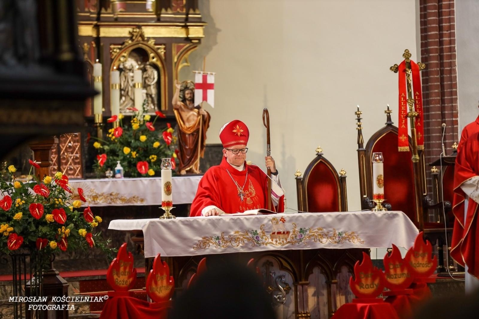 Zdjęcie w galerii na portalu naszraciborz.pl: Bierzmowania w Raciborzu. Uroczystości z udziałem biskupa Waldemara Musioła wiadomości z regionu