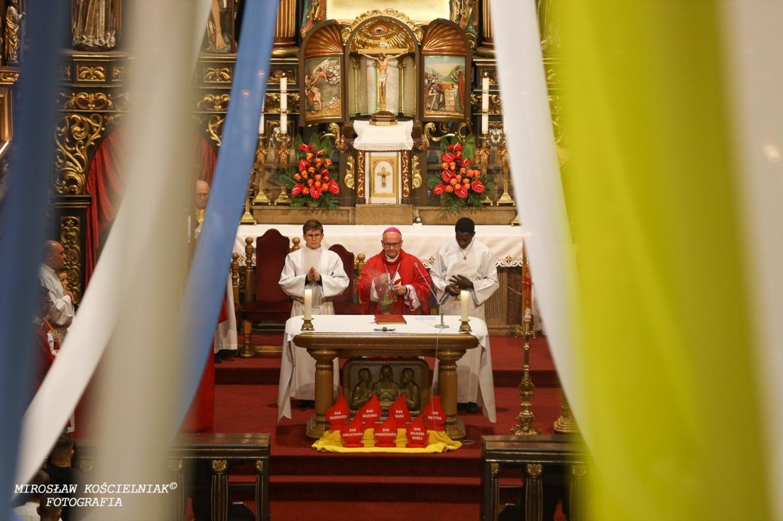 Zdjęcie w galerii na portalu naszraciborz.pl: Bierzmowania w Raciborzu. Uroczystości z udziałem biskupa Waldemara Musioła wiadomości z regionu