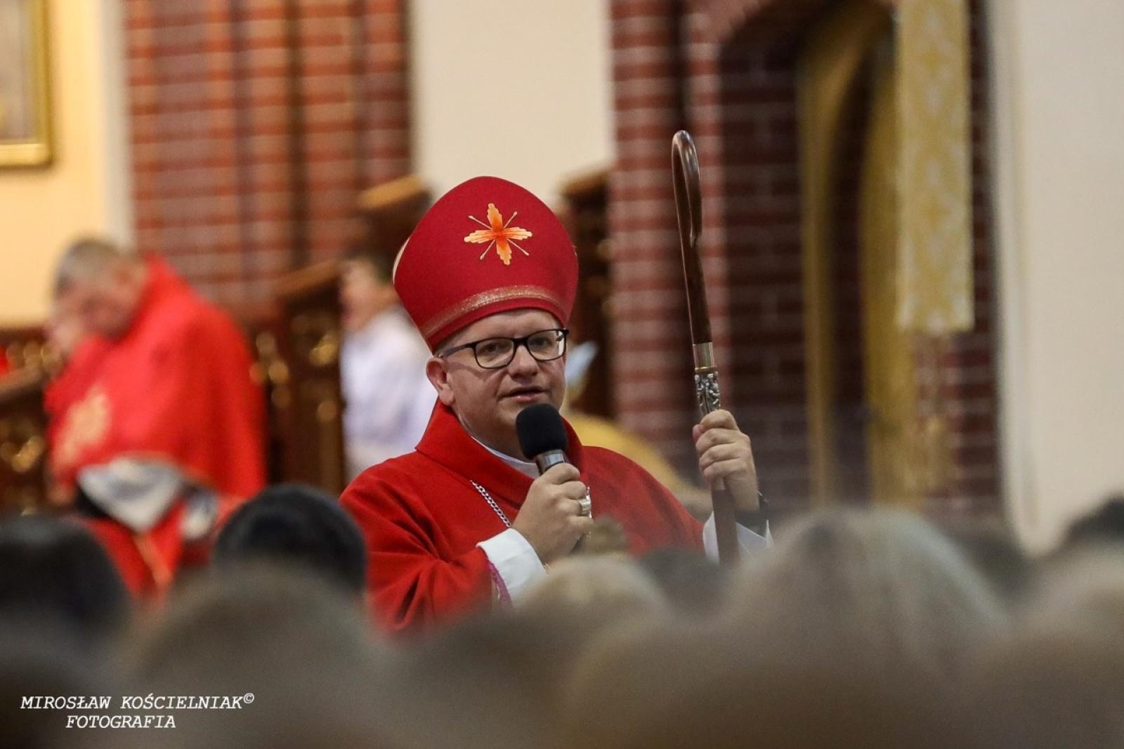 Zdjęcie w galerii na portalu naszraciborz.pl: Bierzmowania w Raciborzu. Uroczystości z udziałem biskupa Waldemara Musioła wiadomości z regionu