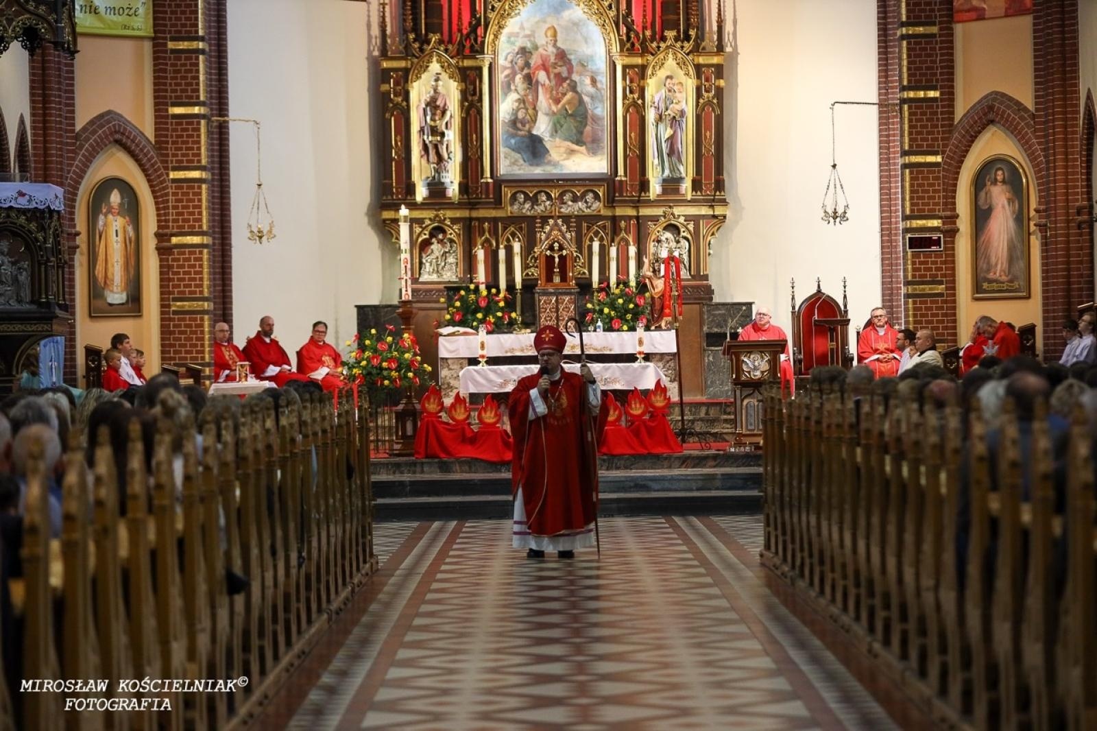 Zdjęcie w galerii na portalu naszraciborz.pl: Bierzmowania w Raciborzu. Uroczystości z udziałem biskupa Waldemara Musioła wiadomości z regionu