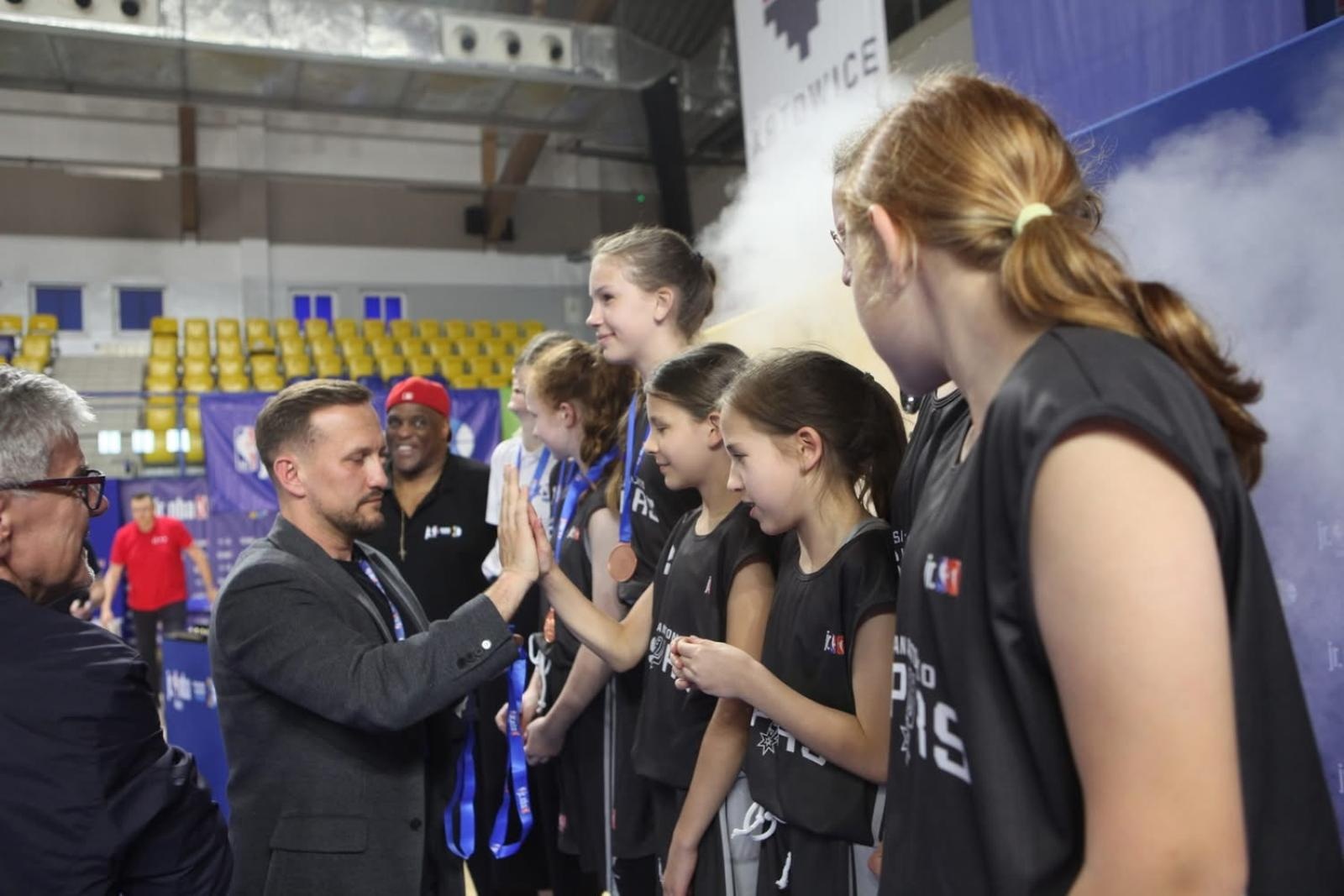 Zdjęcie w galerii na portalu naszraciborz.pl: Historyczny sukces zawodniczek MiniBasketball Racibórz wiadomości z regionu