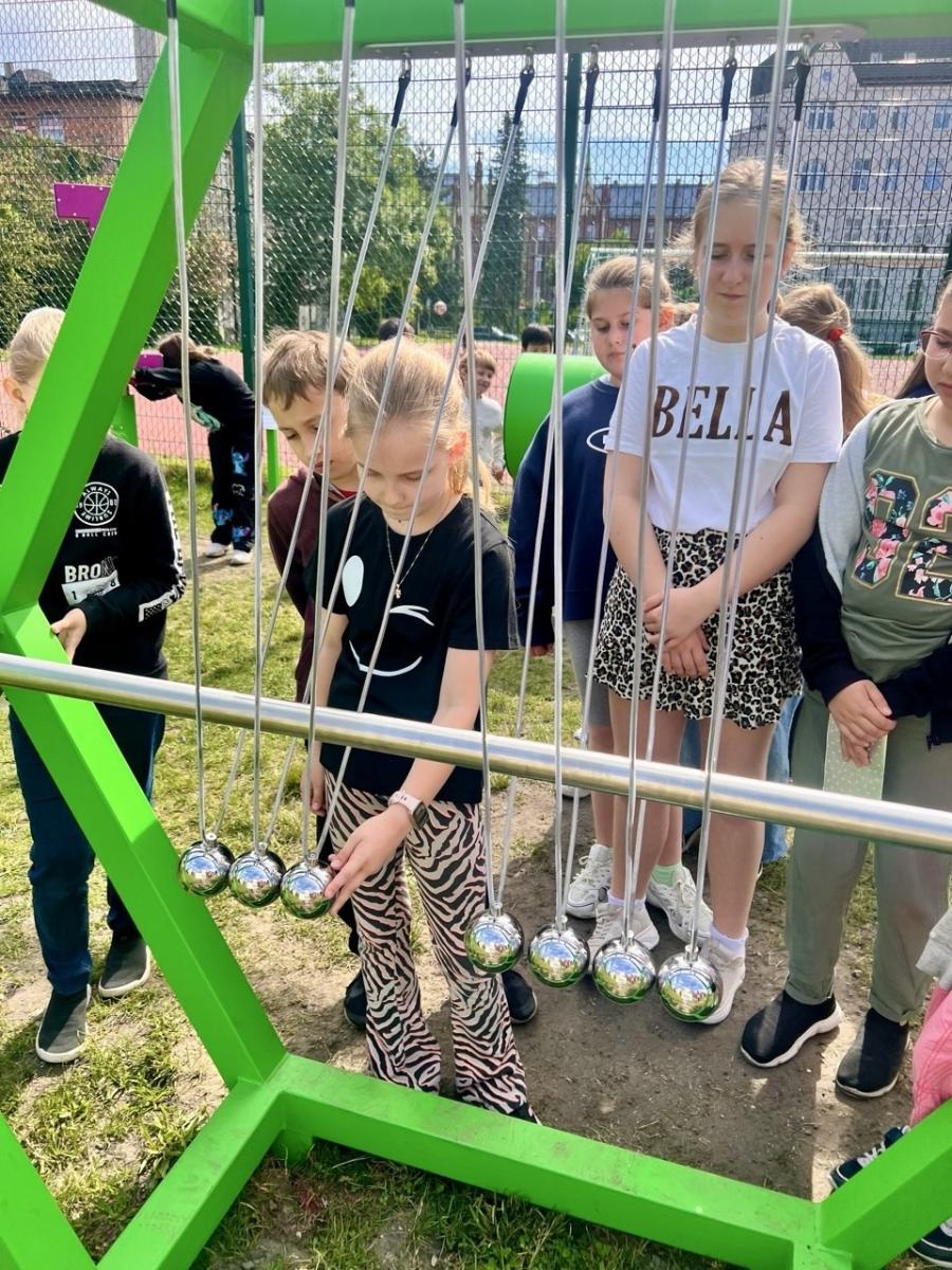 Zdjęcie w galerii na portalu naszraciborz.pl: Naukowy plac zabaw w SP 13 w Raciborzu rozwija kreatywność i ciekawość świata wiadomości z regionu