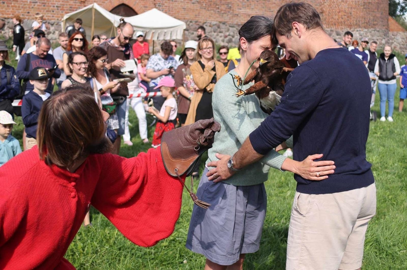 Zdjęcie w galerii na portalu naszraciborz.pl: Pokaz sokolniczy w programie Międzynarodowego Turnieju Rycerskiego na raciborskim zamku [ZAPROSZENIE] wiadomości z regionu
