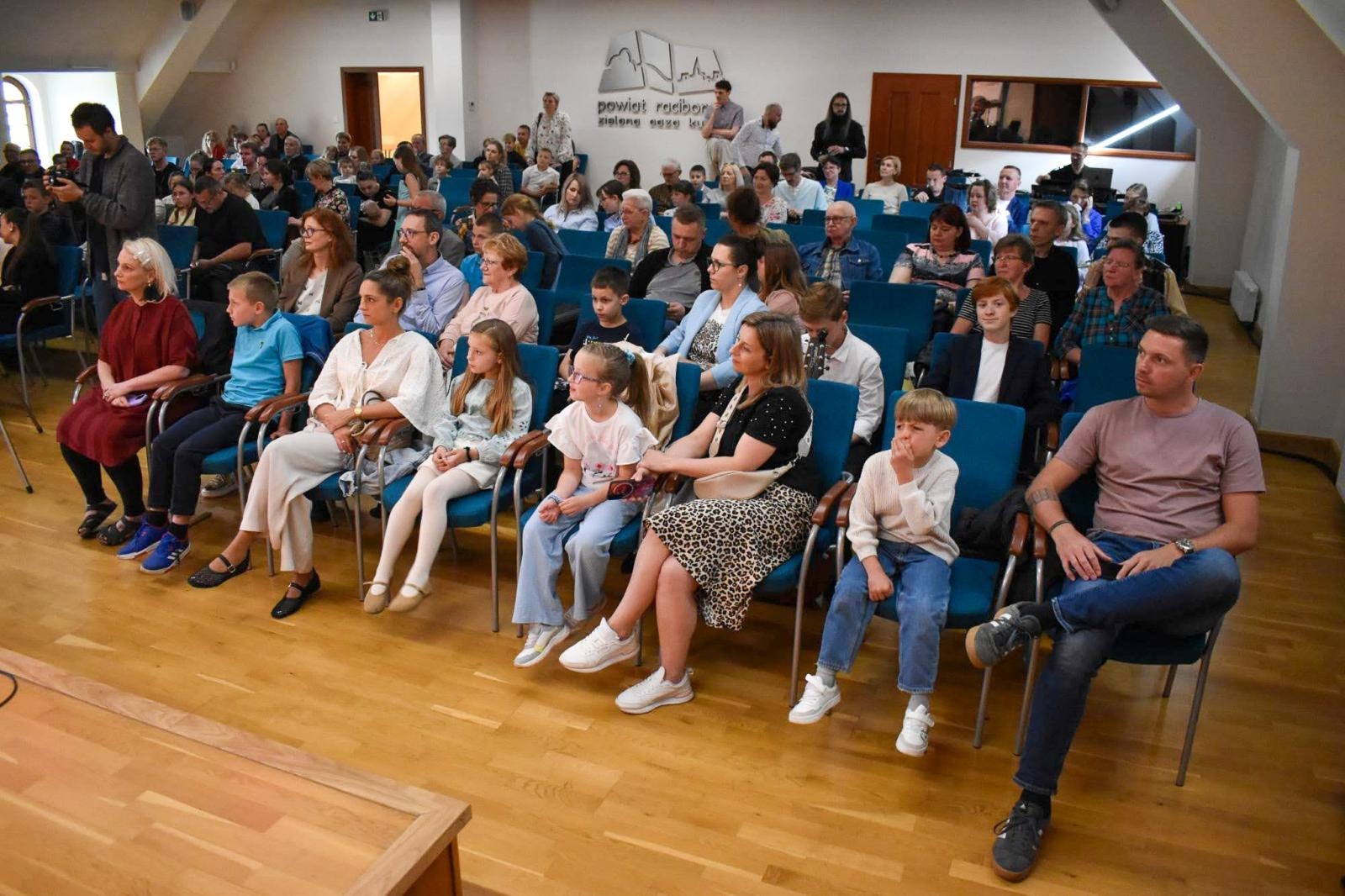 Zdjęcie w galerii na portalu naszraciborz.pl: Muzyczny wieczór pełen wzruszeń, czyli Koncert z okazji Dnia Matki na Zamku Piastowskim wiadomości z regionu