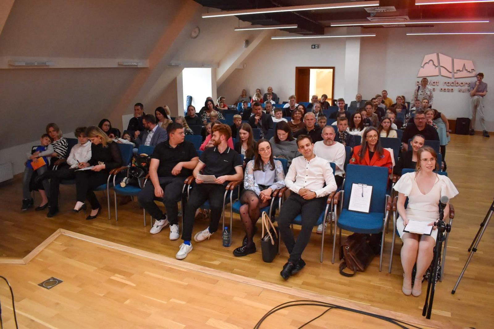 Zdjęcie w galerii na portalu naszraciborz.pl: Muzyczny wieczór pełen wzruszeń, czyli Koncert z okazji Dnia Matki na Zamku Piastowskim wiadomości z regionu