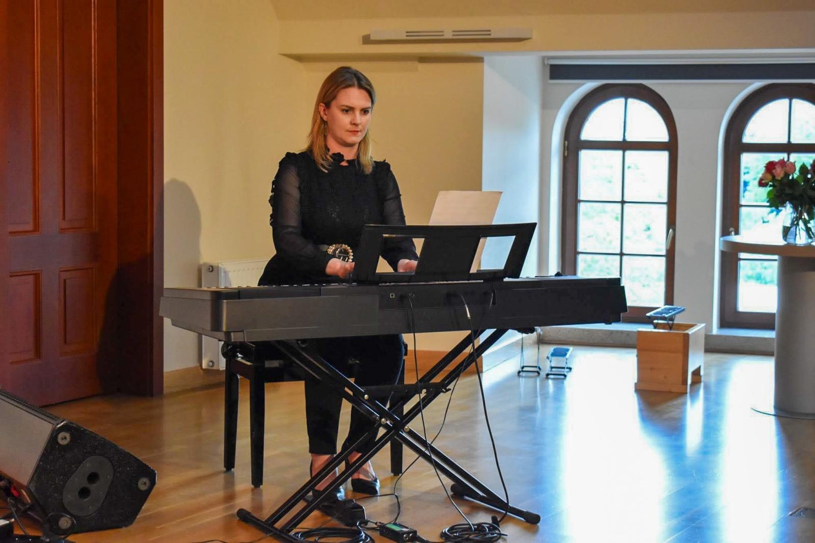 Zdjęcie w galerii na portalu naszraciborz.pl: Muzyczny wieczór pełen wzruszeń, czyli Koncert z okazji Dnia Matki na Zamku Piastowskim wiadomości z regionu