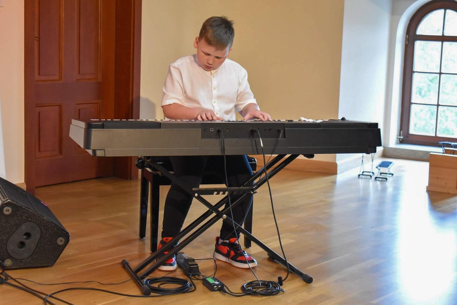 Zdjęcie w galerii na portalu naszraciborz.pl: Muzyczny wieczór pełen wzruszeń, czyli Koncert z okazji Dnia Matki na Zamku Piastowskim wiadomości z regionu