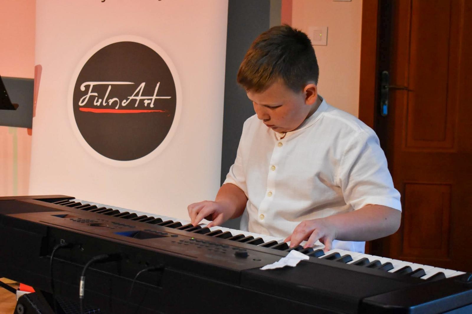 Zdjęcie w galerii na portalu naszraciborz.pl: Muzyczny wieczór pełen wzruszeń, czyli Koncert z okazji Dnia Matki na Zamku Piastowskim wiadomości z regionu