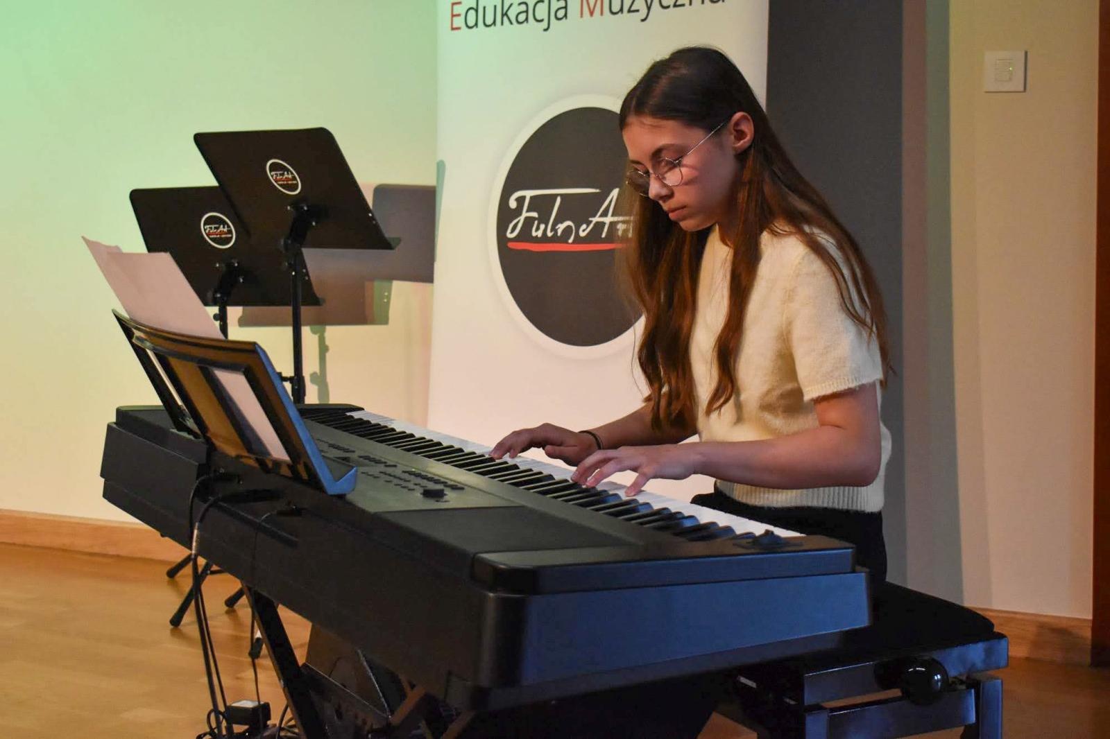 Zdjęcie w galerii na portalu naszraciborz.pl: Muzyczny wieczór pełen wzruszeń, czyli Koncert z okazji Dnia Matki na Zamku Piastowskim wiadomości z regionu