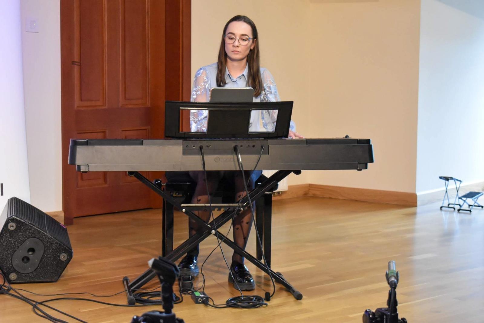 Zdjęcie w galerii na portalu naszraciborz.pl: Muzyczny wieczór pełen wzruszeń, czyli Koncert z okazji Dnia Matki na Zamku Piastowskim wiadomości z regionu