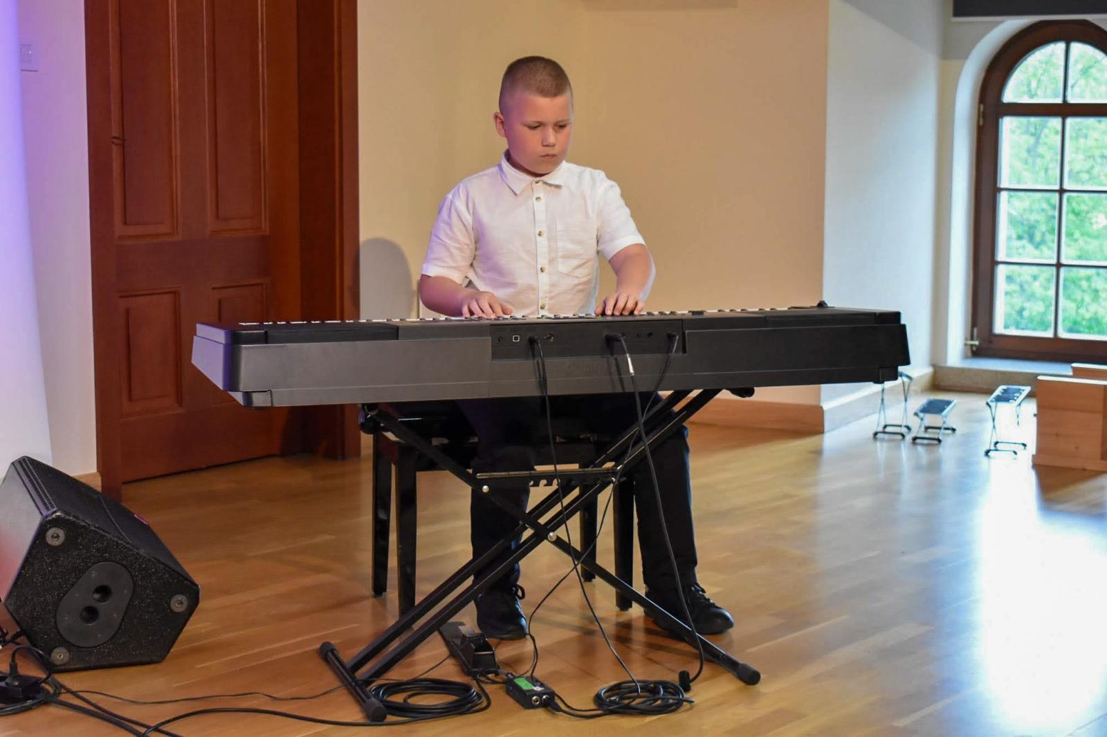 Zdjęcie w galerii na portalu naszraciborz.pl: Muzyczny wieczór pełen wzruszeń, czyli Koncert z okazji Dnia Matki na Zamku Piastowskim wiadomości z regionu