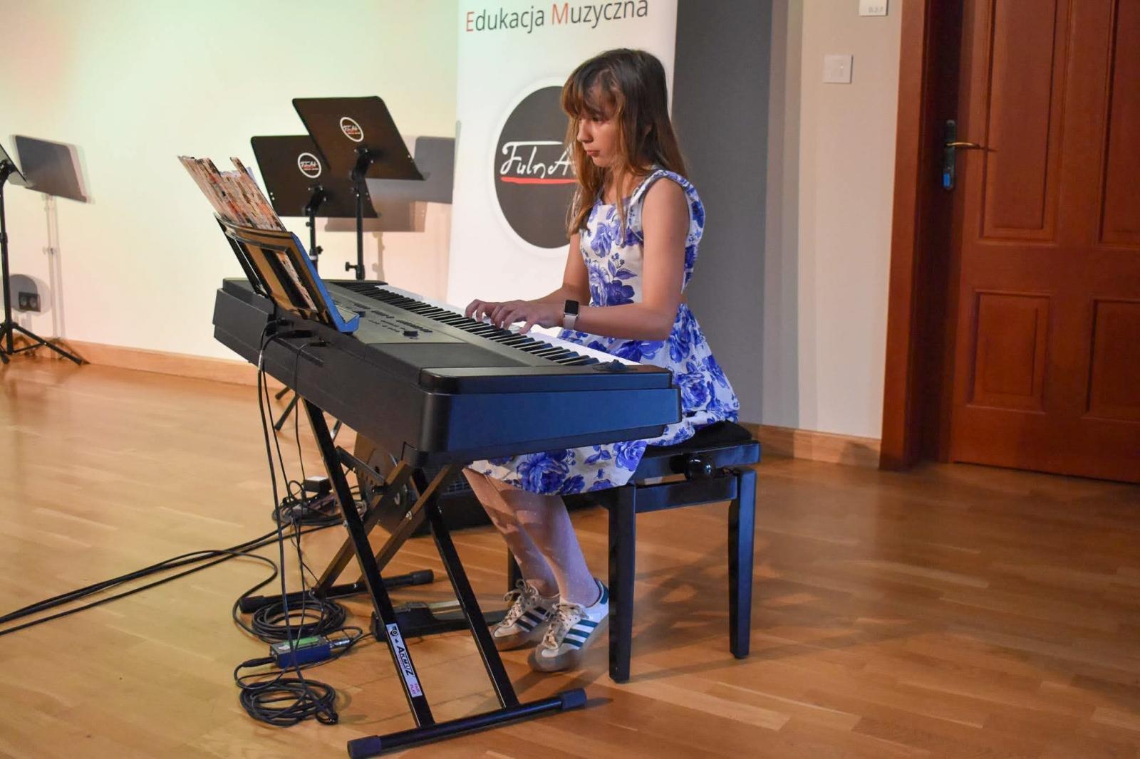 Zdjęcie w galerii na portalu naszraciborz.pl: Muzyczny wieczór pełen wzruszeń, czyli Koncert z okazji Dnia Matki na Zamku Piastowskim wiadomości z regionu