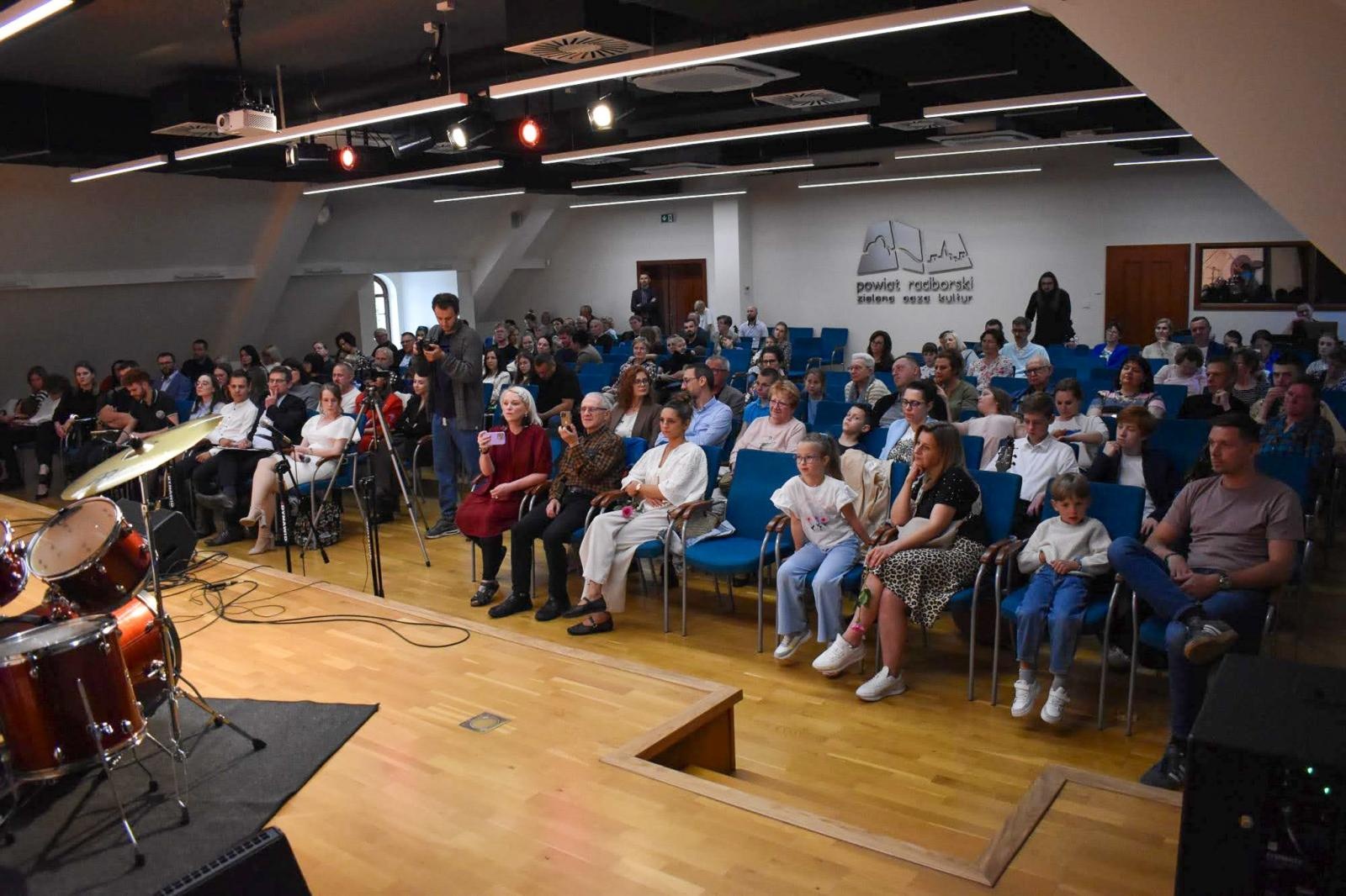 Zdjęcie w galerii na portalu naszraciborz.pl: Muzyczny wieczór pełen wzruszeń, czyli Koncert z okazji Dnia Matki na Zamku Piastowskim wiadomości z regionu